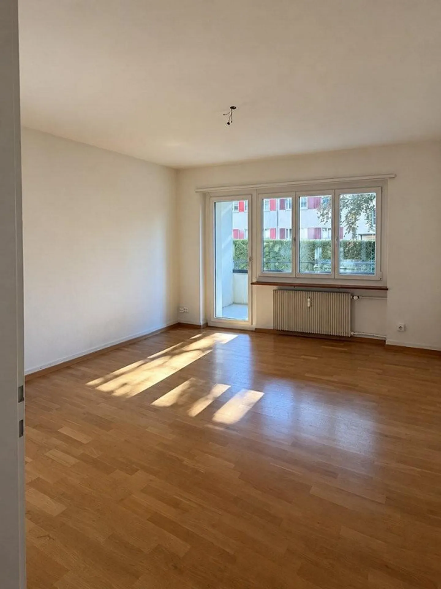 Appartement lumineux de 3,5 pièces avec balcon vitré à Liebefeld - Photo 2 sur 10