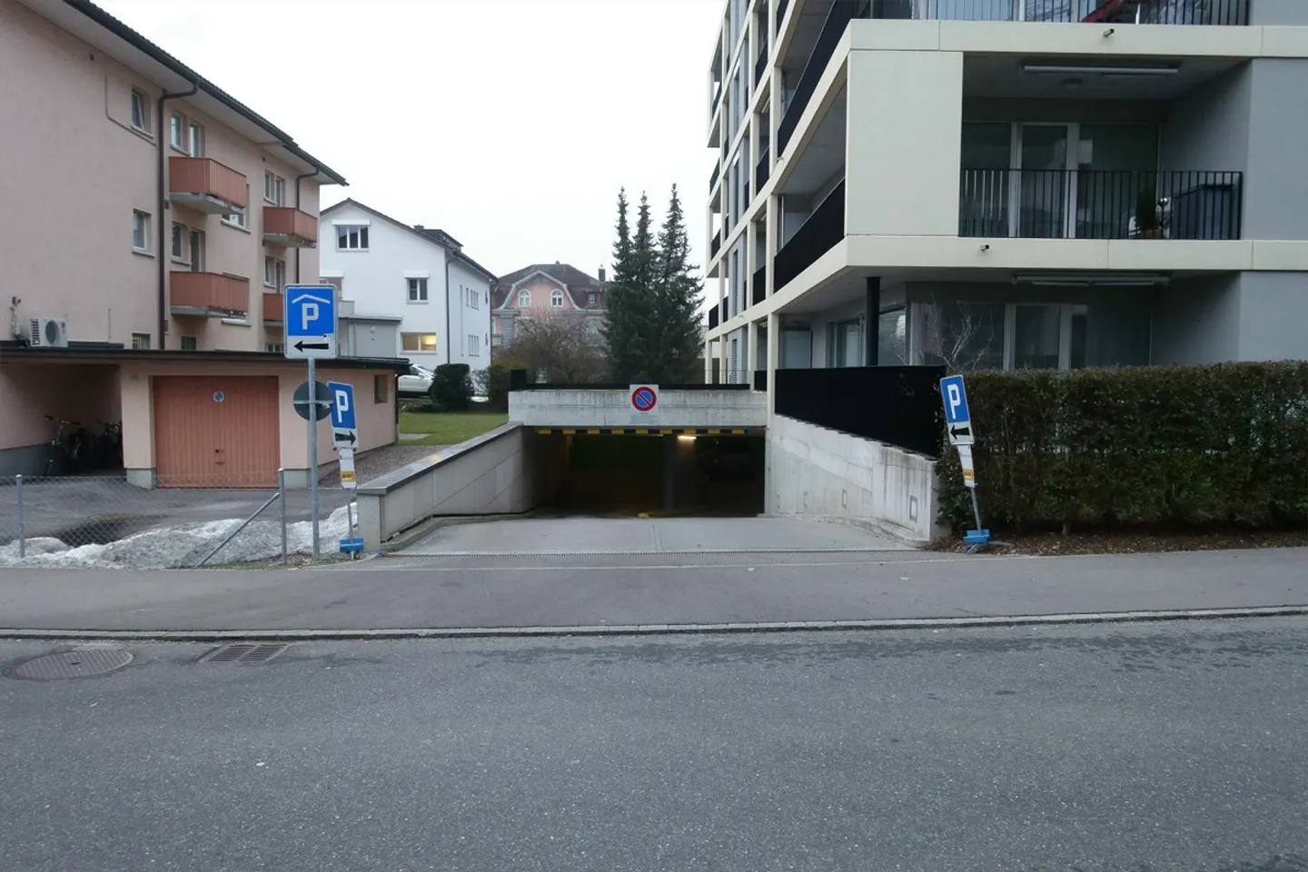Underground parking space in the center of Uznach - Photo 2 of 3