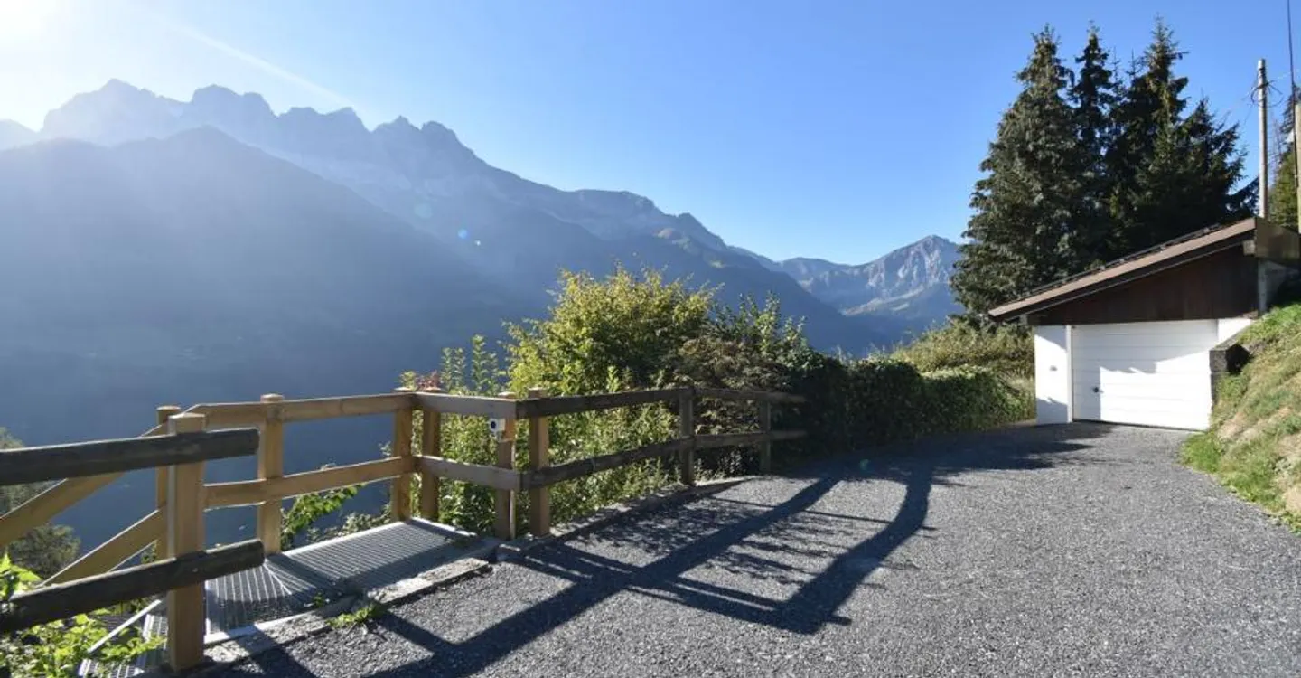 Family chalet with a view of the Dents-du-Midi  Secondary residence allowed - Sale to foreigners possible - Photo 3 of 13
