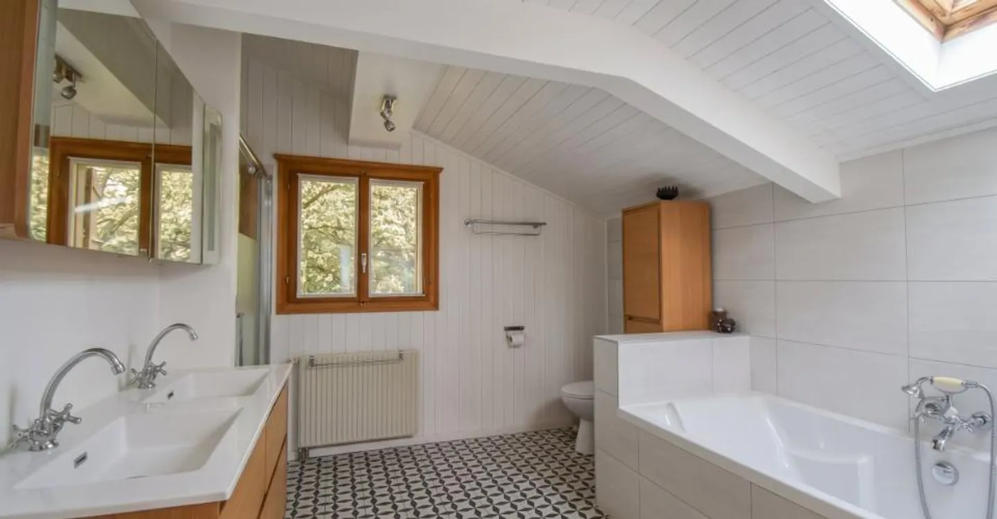 Family chalet with a view of the Dents-du-Midi  Secondary residence allowed - Sale to foreigners possible - Photo 11 of 13