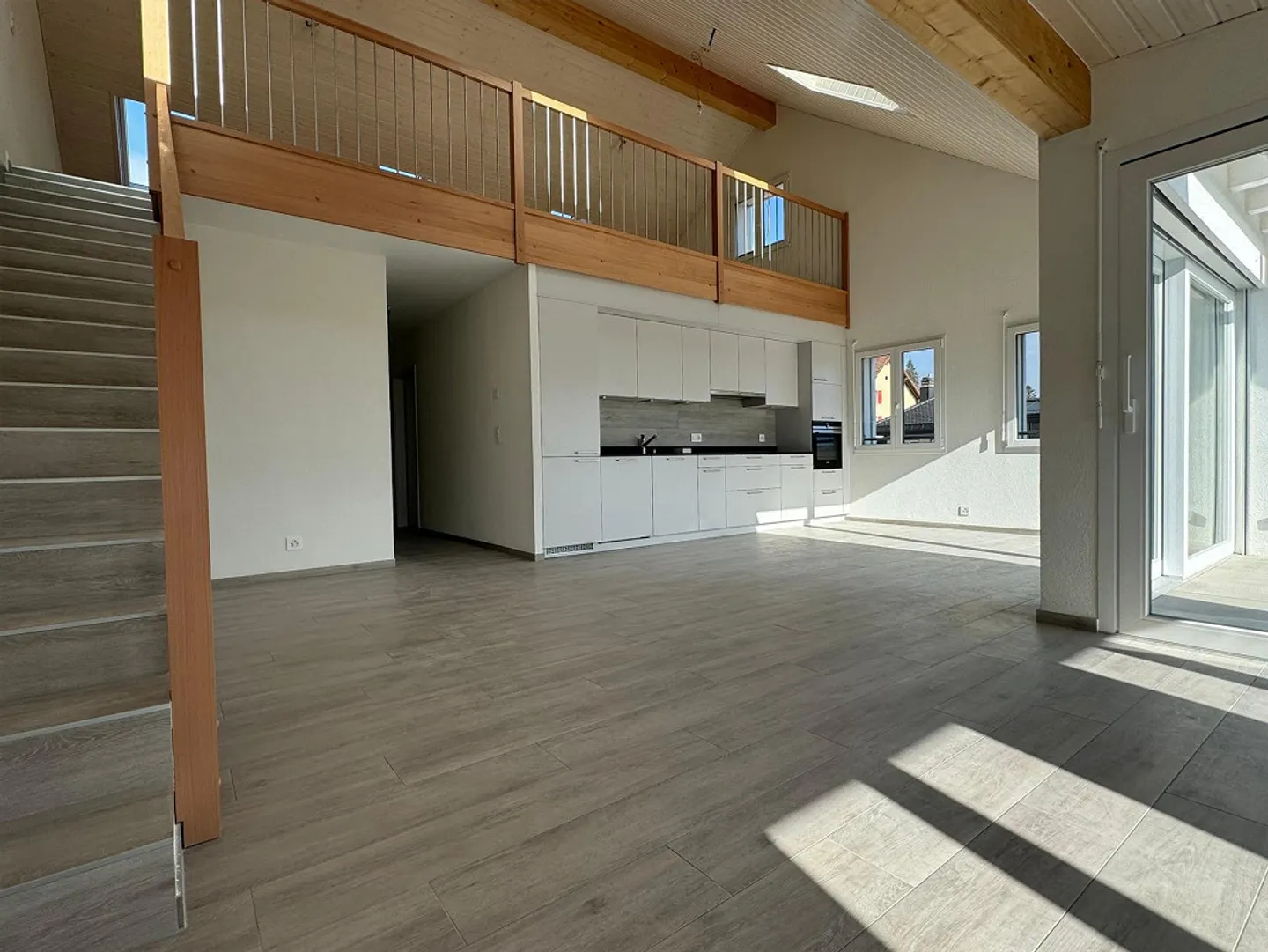 Magnifico attico con vista superba, grande soppalco e trasporti nelle immediate vicinanze - Foto 4 di 13