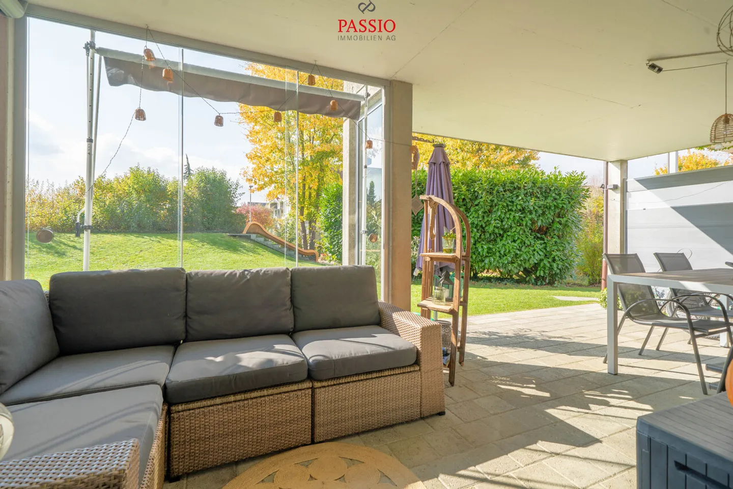 Appartement moderne de 4,5 pièces au rez-de-chaussée avec 2 espaces de détente dans un emplacement de choix - Photo 1 sur 27