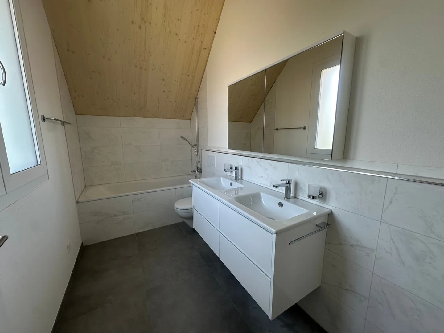 Appartamento mansardato ristrutturato di 3,5 locali a Waltenschwil - Foto 7 di 9