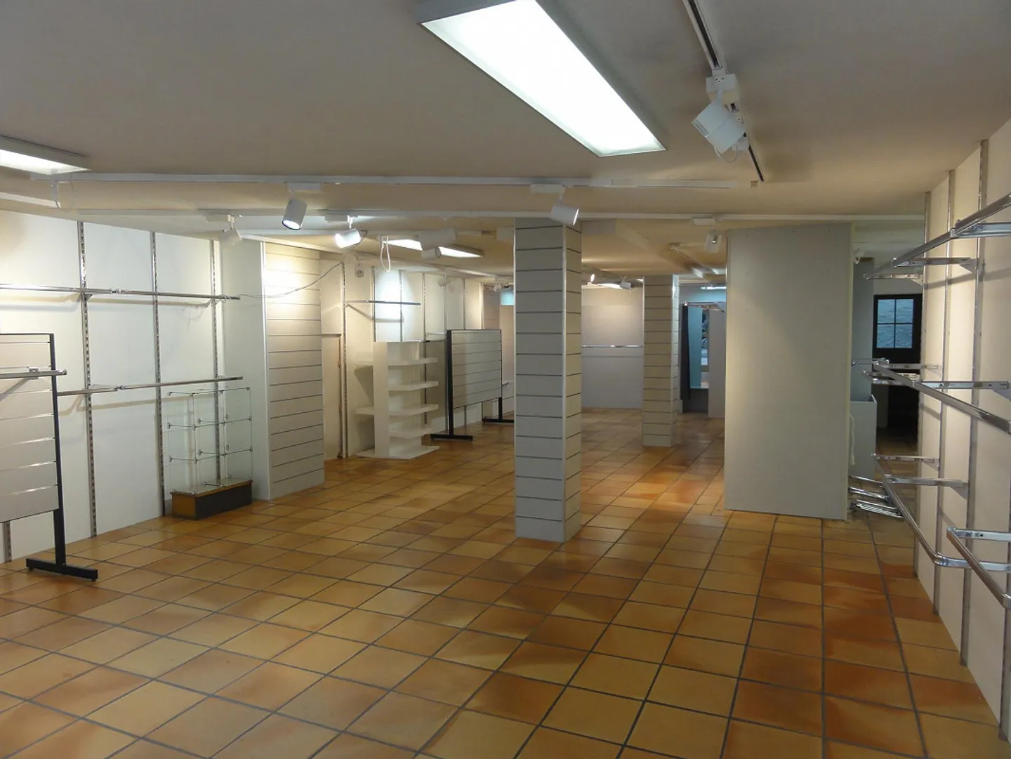 Shop in the town center in an attractive location - Photo 3 of 16