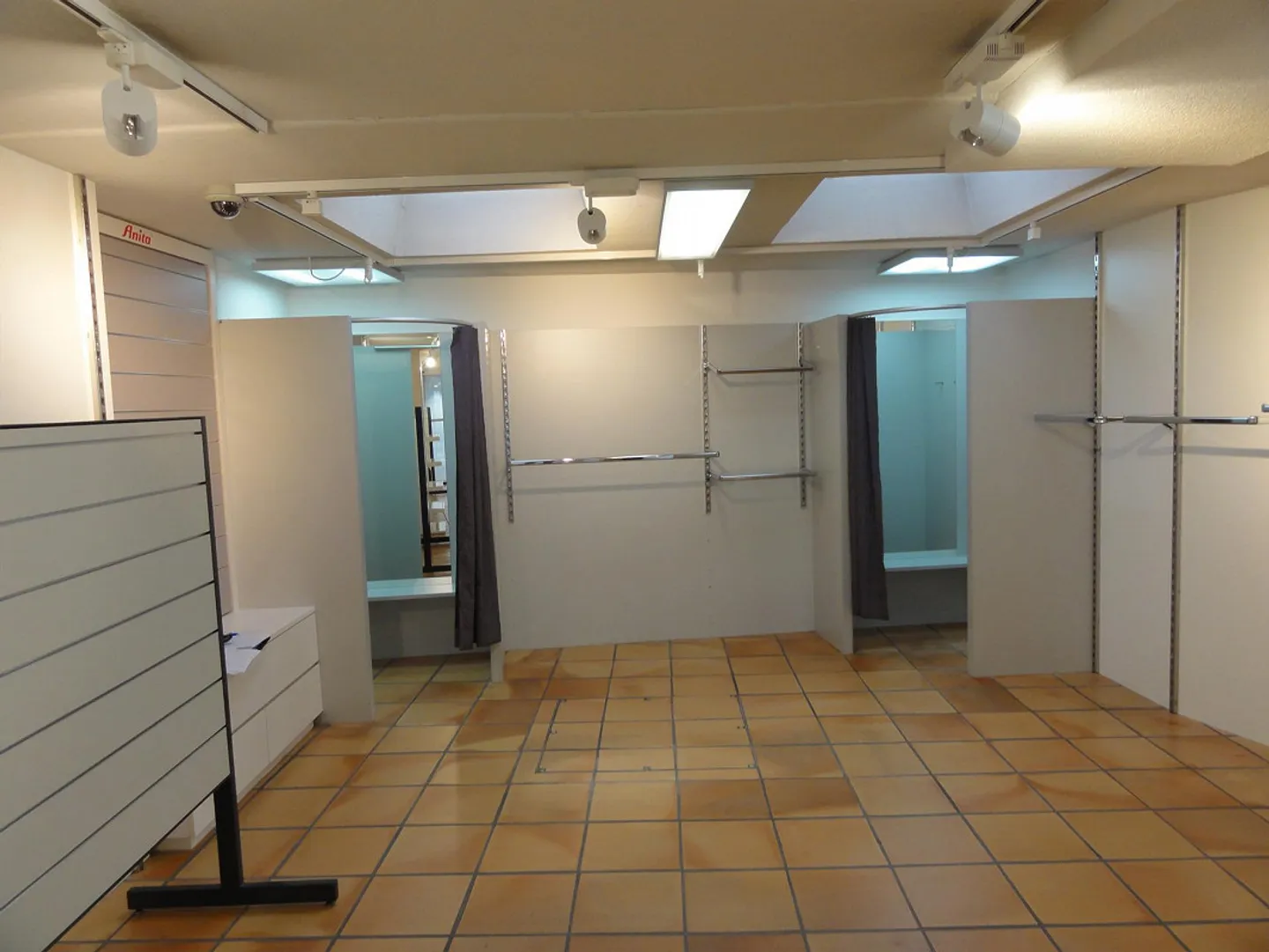 Shop in the town center in an attractive location - Photo 4 of 16