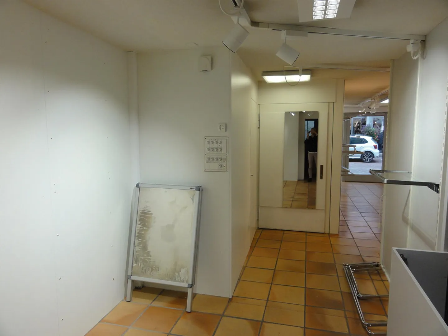 Shop in the town center in an attractive location - Photo 5 of 16