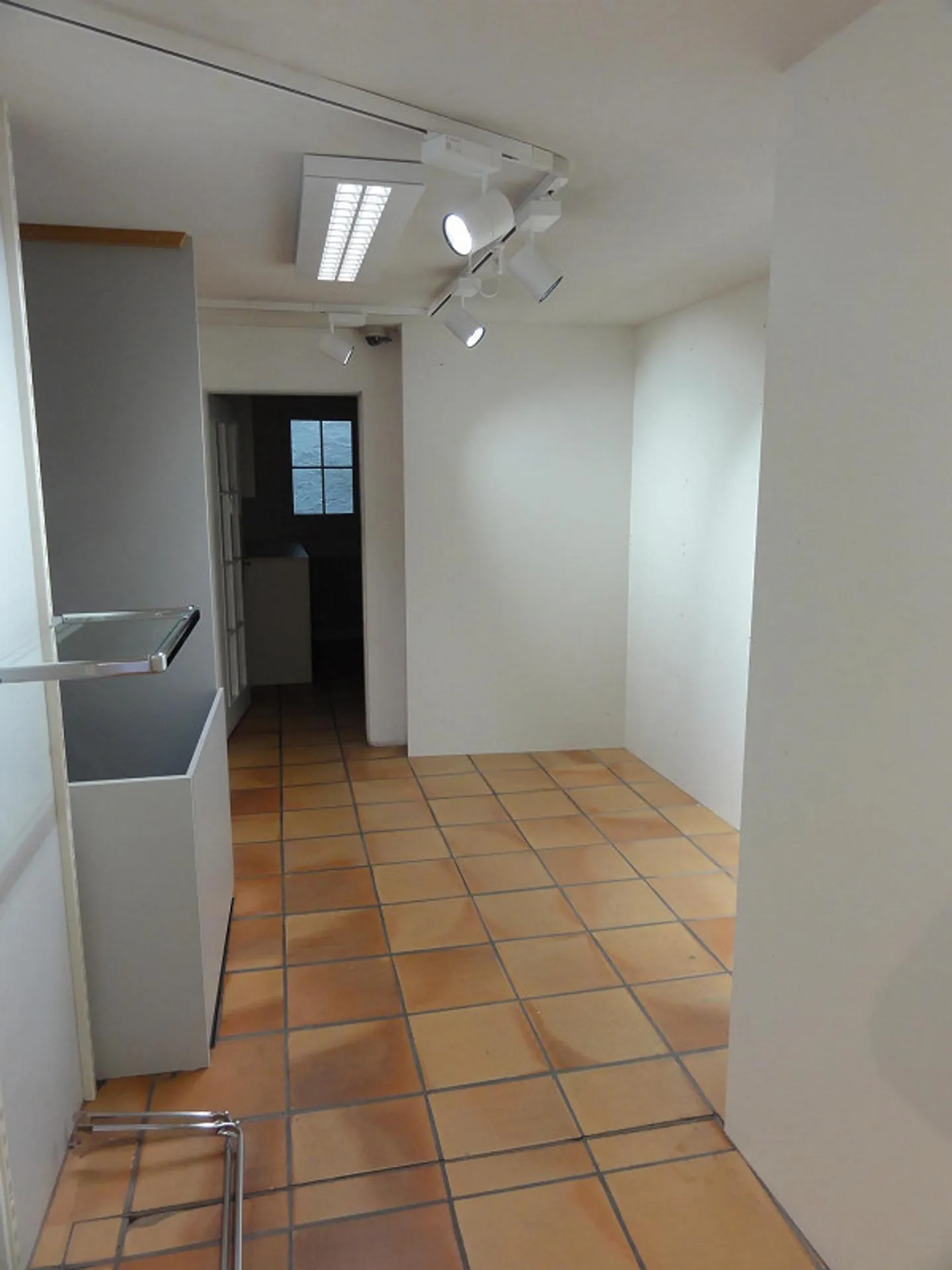 Shop in the town center in an attractive location - Photo 6 of 16