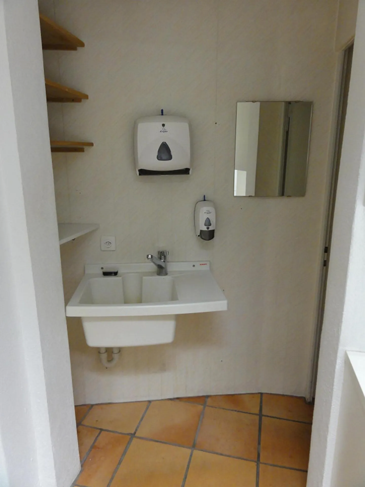 Shop in the town center in an attractive location - Photo 9 of 16