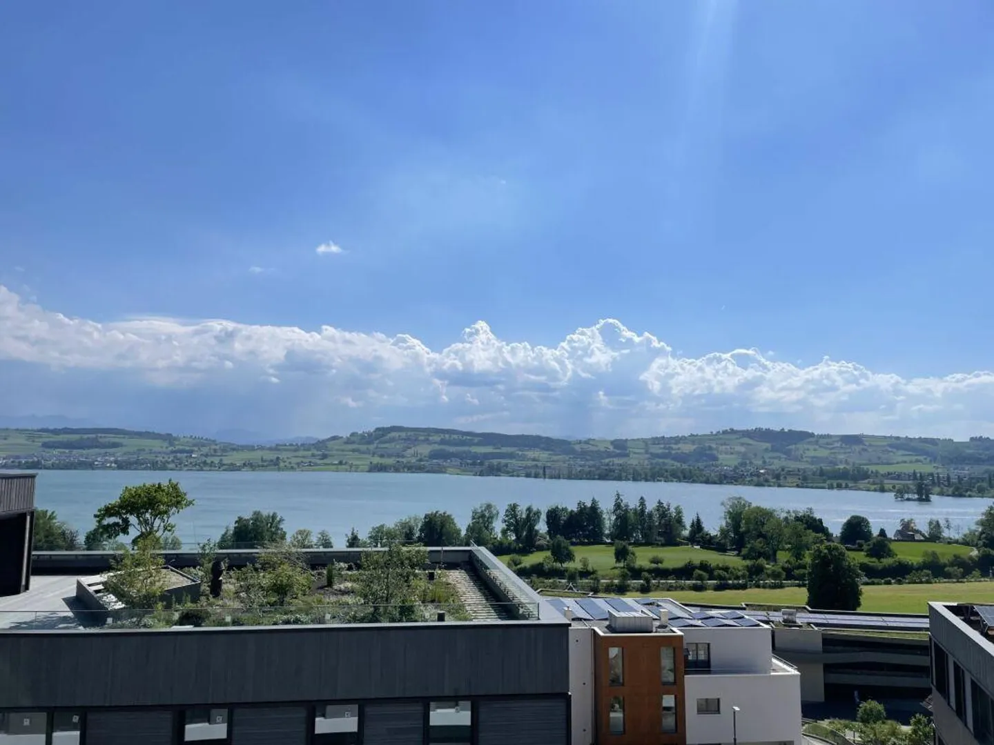 Appartamento attico nuovo pronto per essere abitato con vista sul lago e sulle montagne - Foto 1 di 9