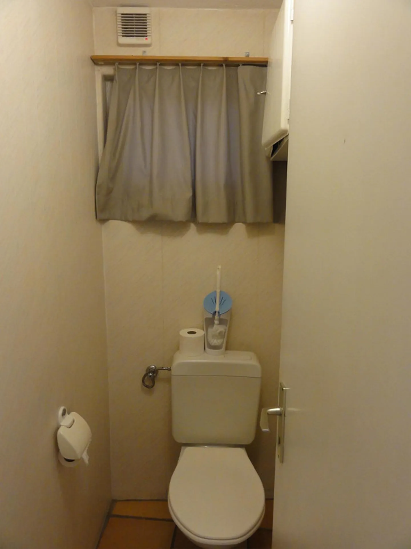 Shop in the town center in an attractive location - Photo 10 of 16