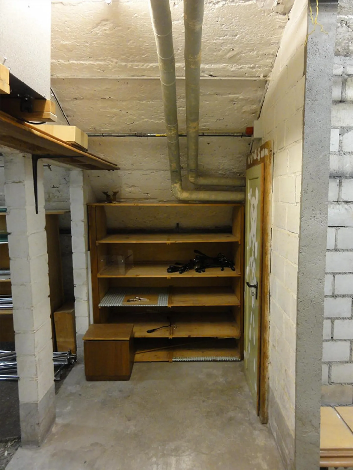 Shop in the town center in an attractive location - Photo 14 of 16