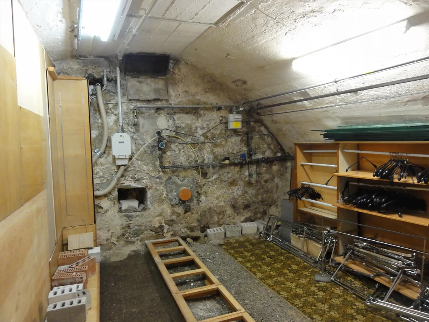 Shop in the town center in an attractive location - Photo 11 of 16