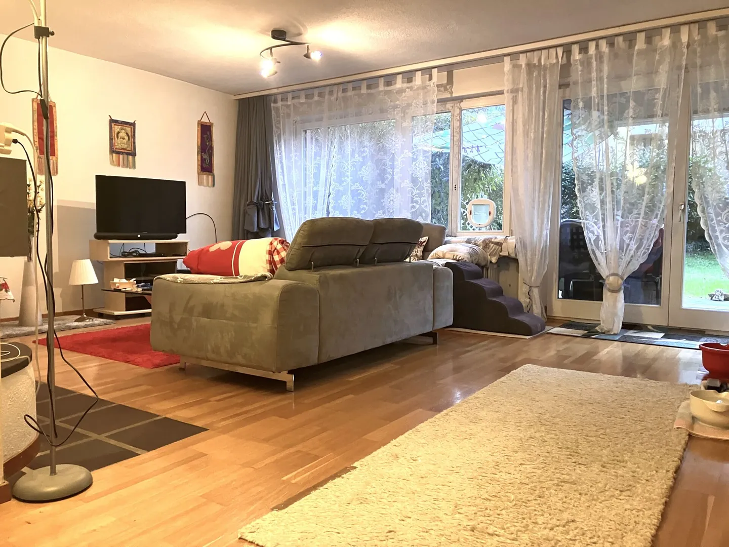 Occasione rara: Vivere con il comfort del giardino - appartamento ben tenuto di 2,5 locali con ascensore, camino e 2 posti auto sotterranei - Foto 8 di 10