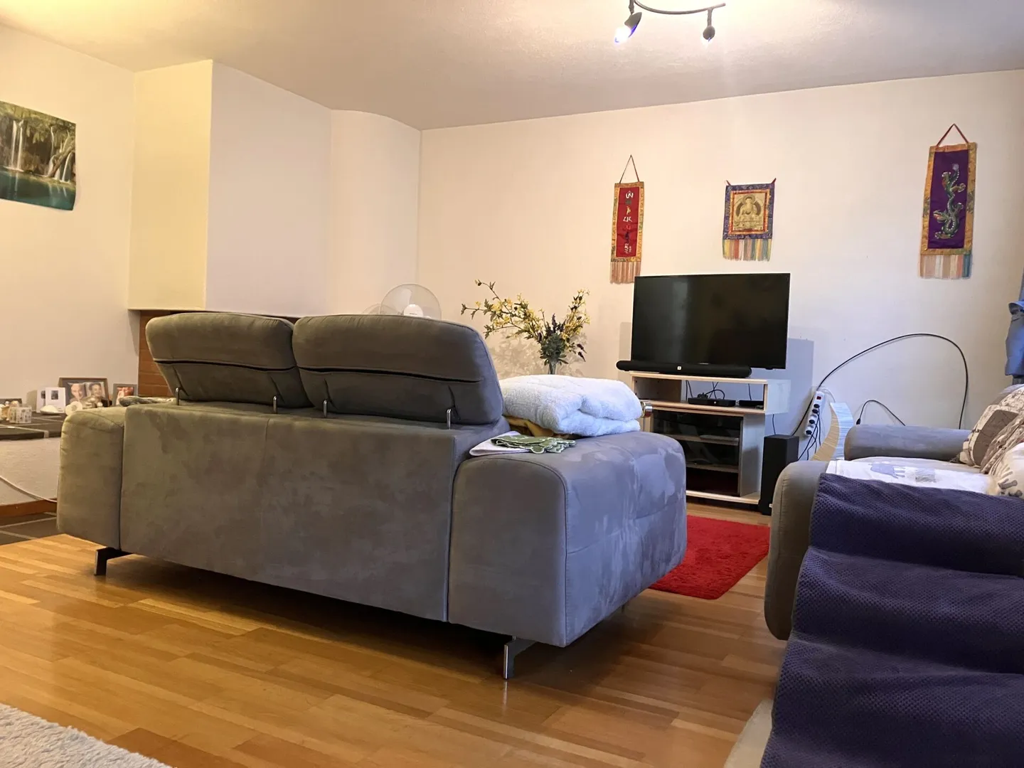 Occasione rara: Vivere con il comfort del giardino - appartamento ben tenuto di 2,5 locali con ascensore, camino e 2 posti auto sotterranei - Foto 9 di 10