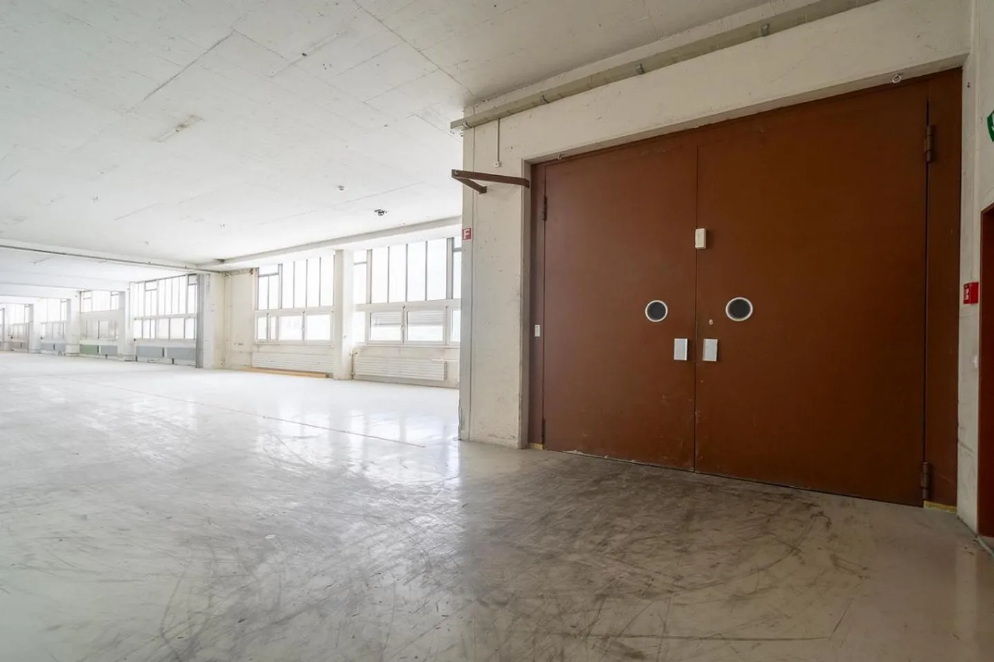 Spazi di magazzino, produzione e ufficio in posizione privilegiata - Foto 3 di 10