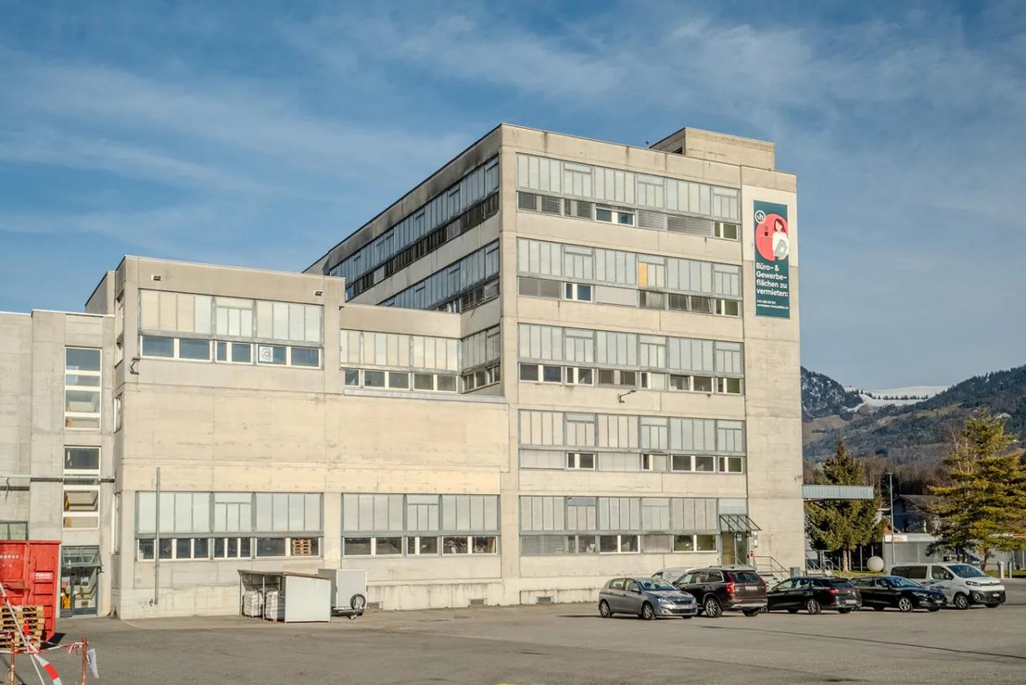 Spazi di magazzino, produzione e ufficio in posizione privilegiata - Foto 1 di 10
