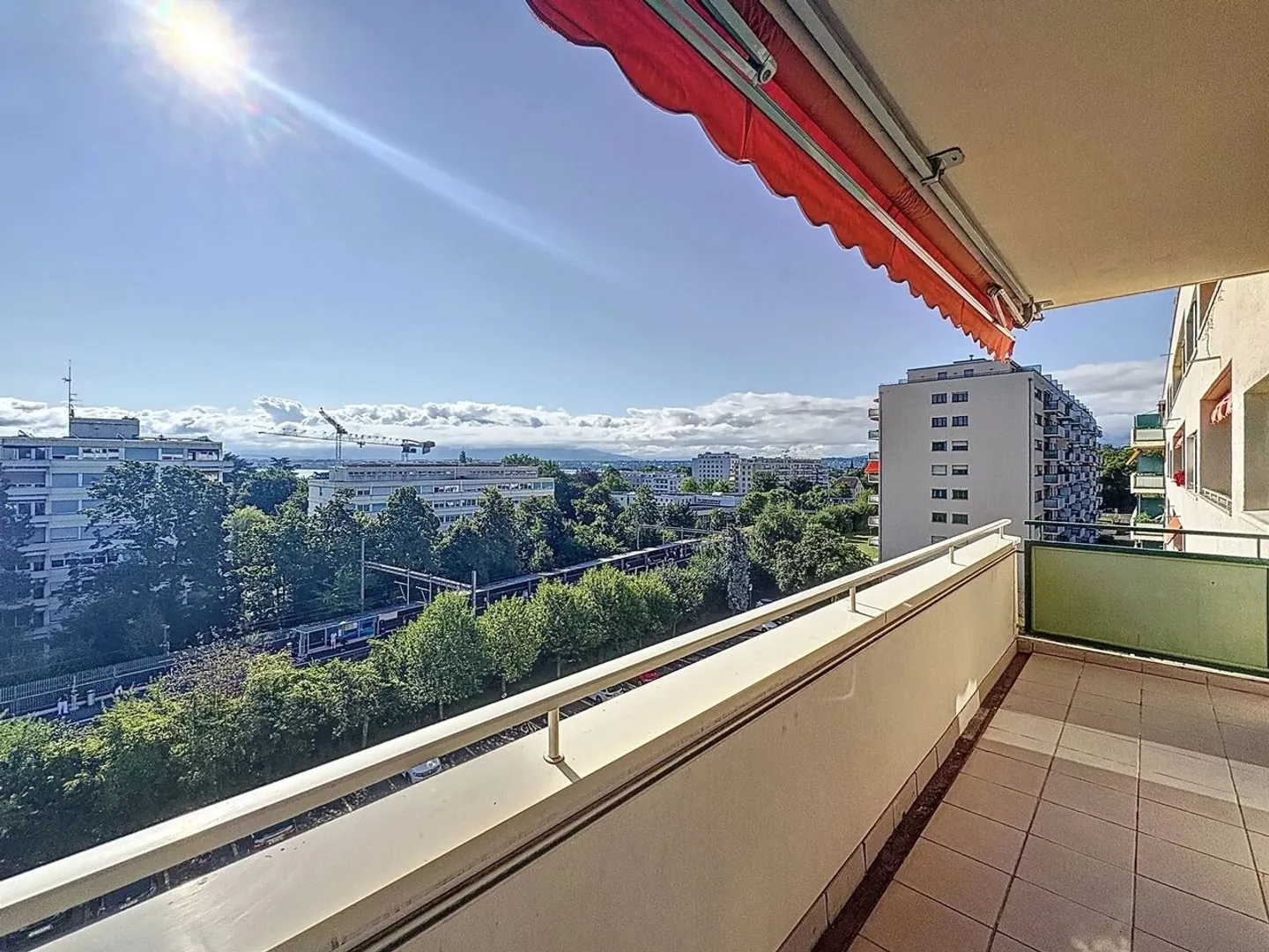 AMPIO APPARTAMENTO DI 3 LOCALI CON VISTA SUL LAGO E SULLE ALPI - Foto 2 di 11