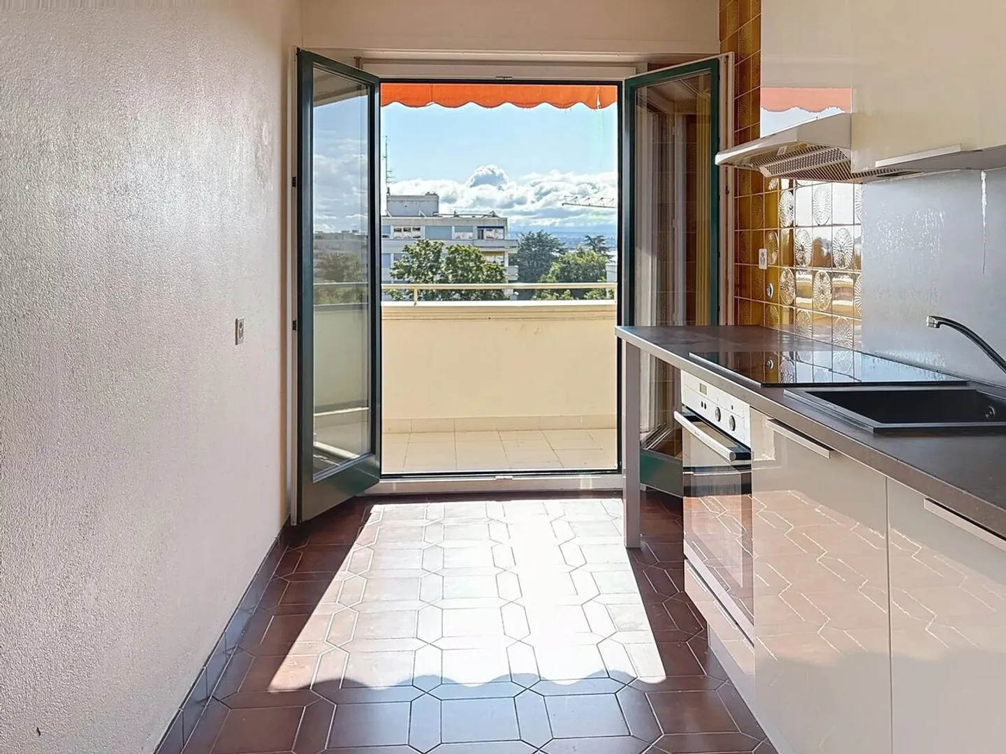 AMPIO APPARTAMENTO DI 3 LOCALI CON VISTA SUL LAGO E SULLE ALPI - Foto 5 di 11