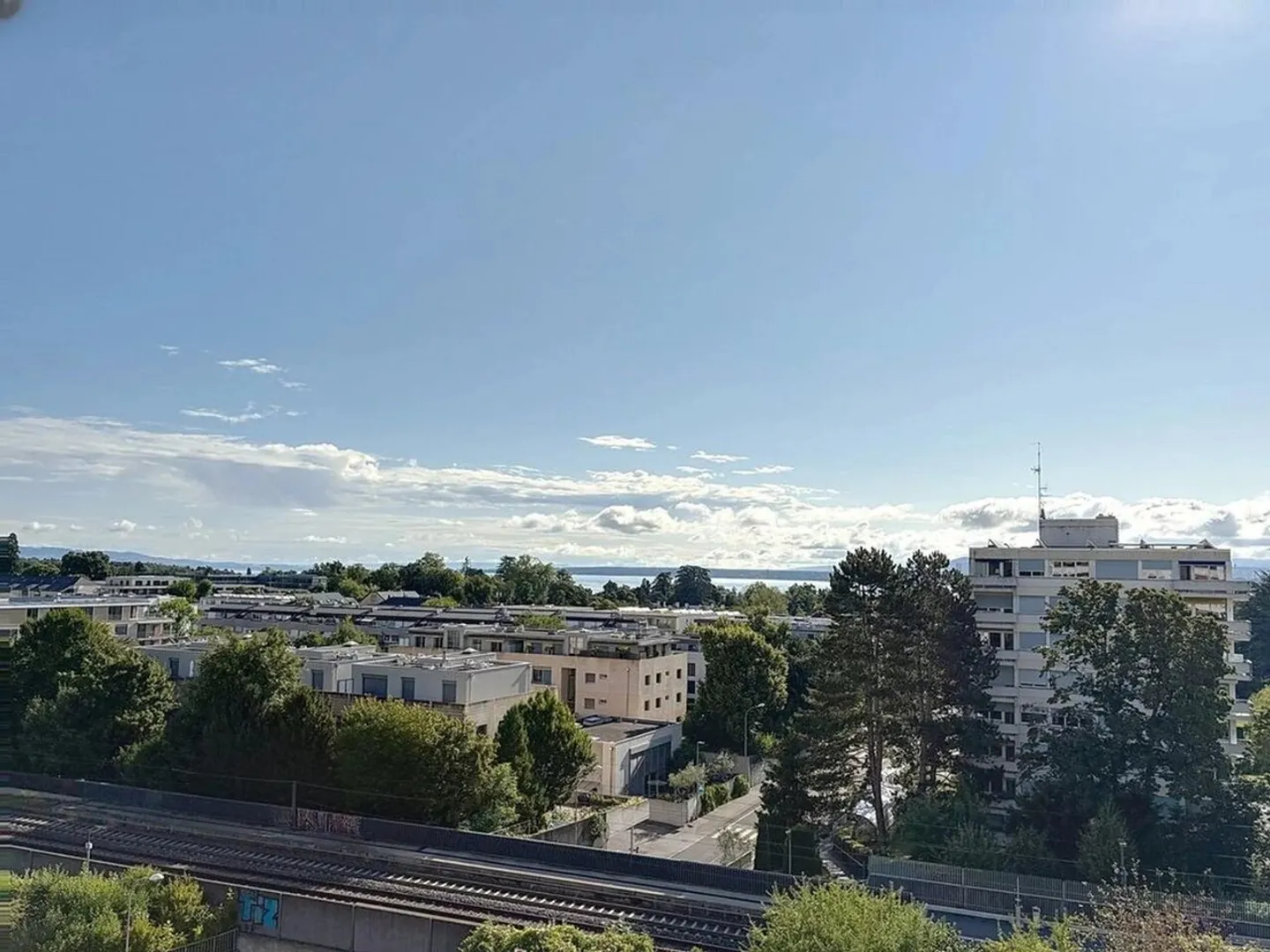 AMPIO APPARTAMENTO DI 3 LOCALI CON VISTA SUL LAGO E SULLE ALPI - Foto 6 di 11