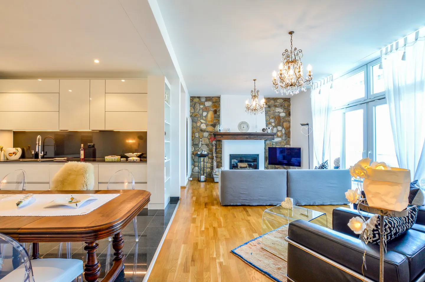 Sentitevi subito a casa con vista lago e piscina! - Foto 3 di 12