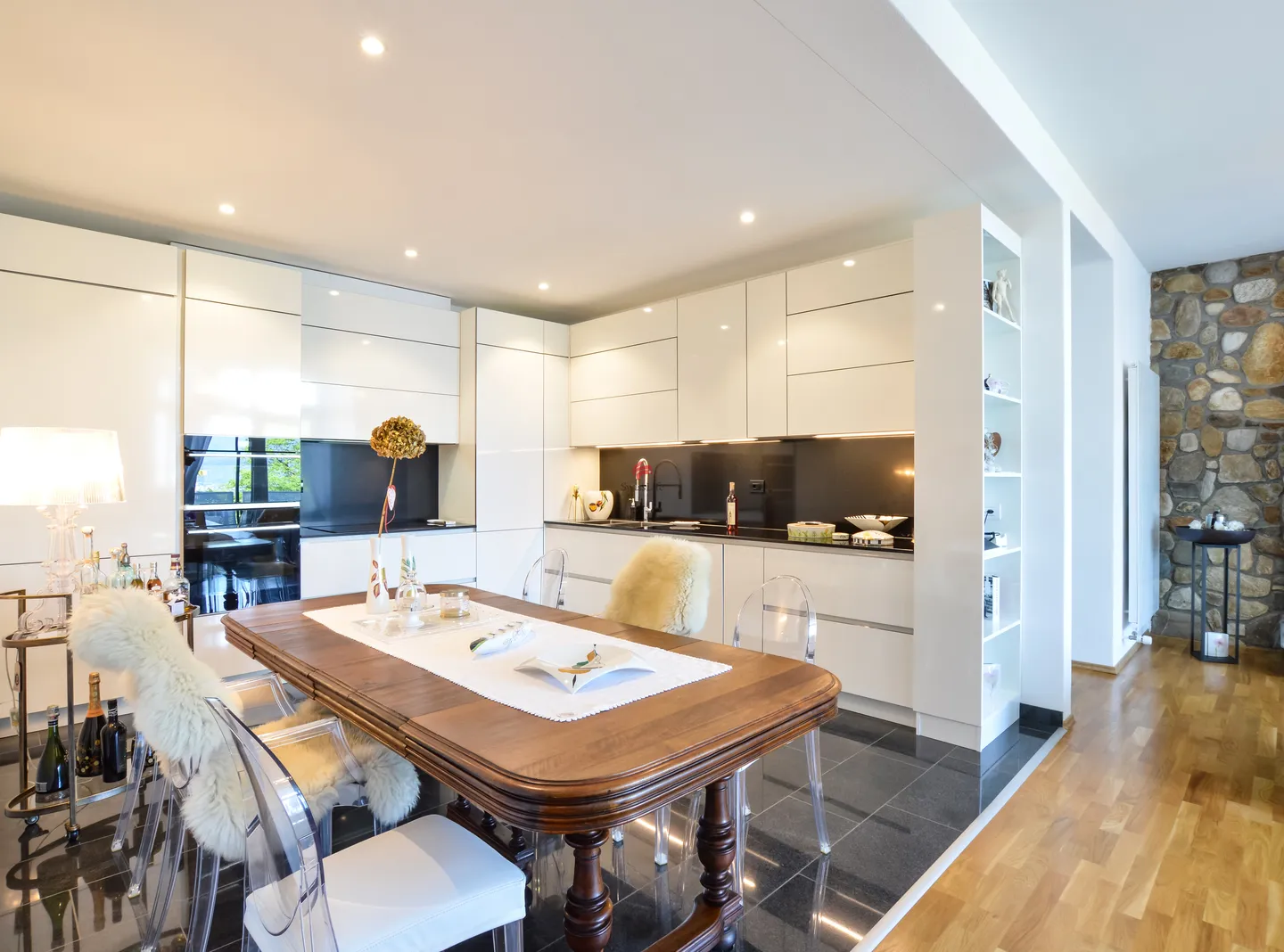 Sentitevi subito a casa con vista lago e piscina! - Foto 4 di 12