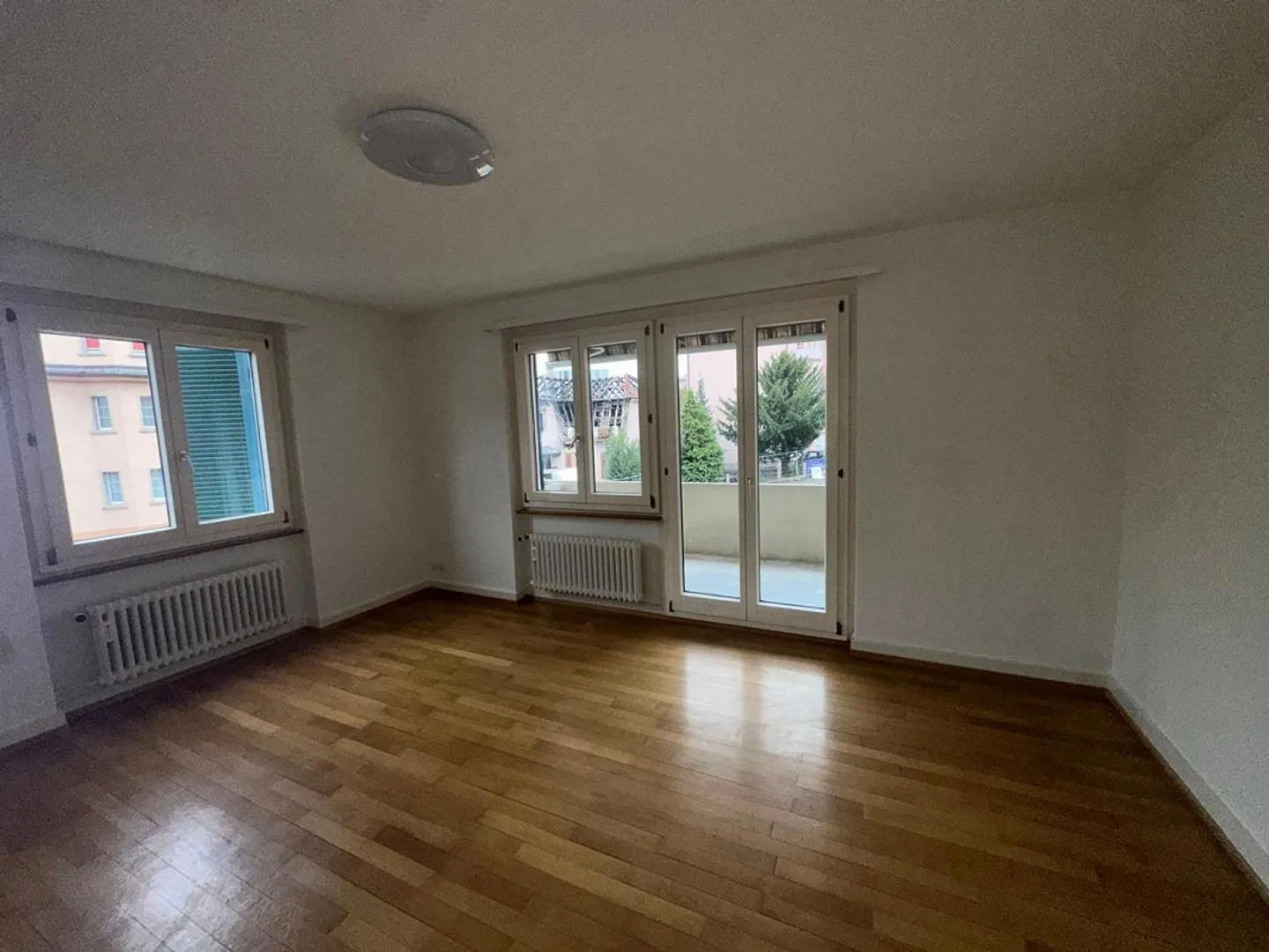 Appartamento di 4 stanze appena dipinto a Neuhausen am Rheinfall - Foto 5 di 9