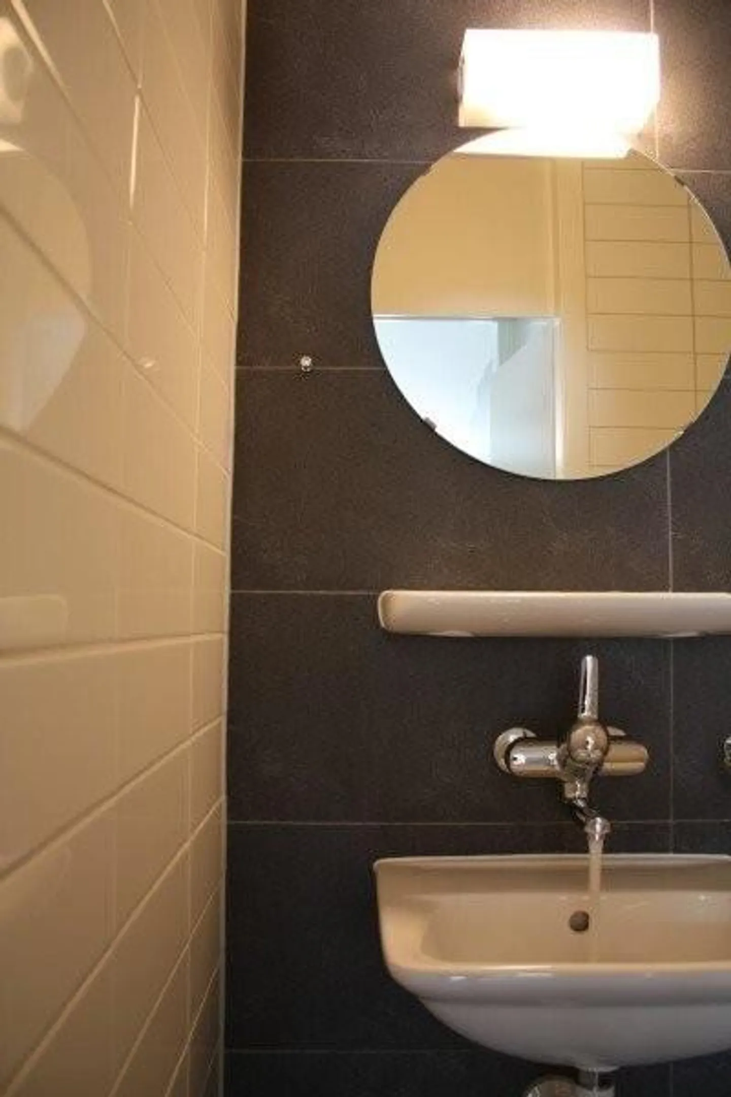 Appartamento moderno con balcone - Foto 6 di 8