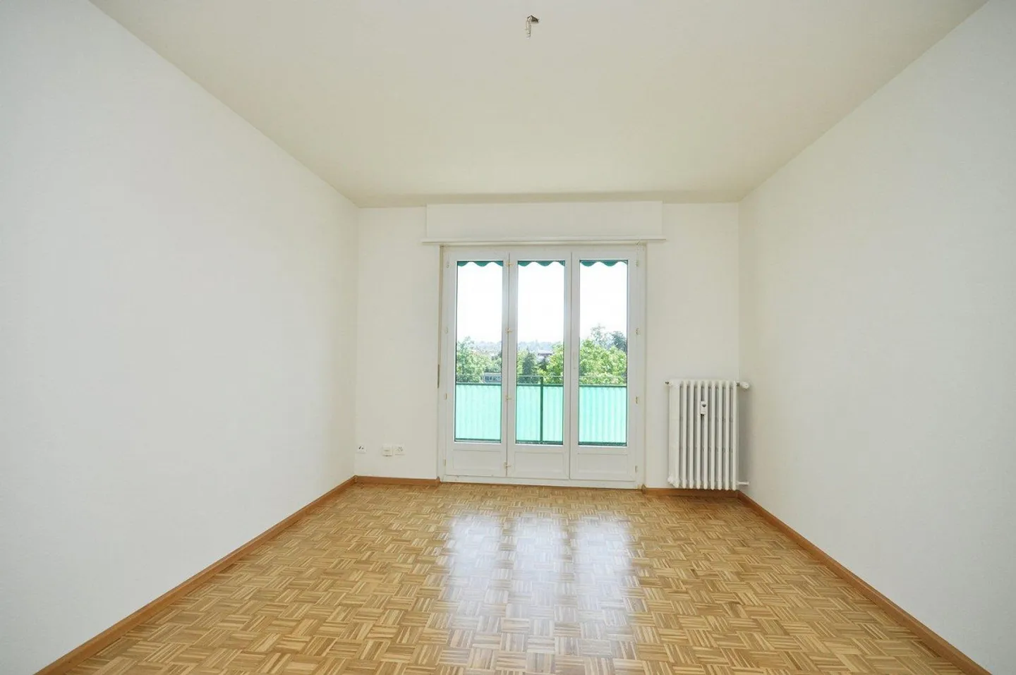 Charming 3-room apartment with balcony in the popular Iselin district - Photo 2 of 8