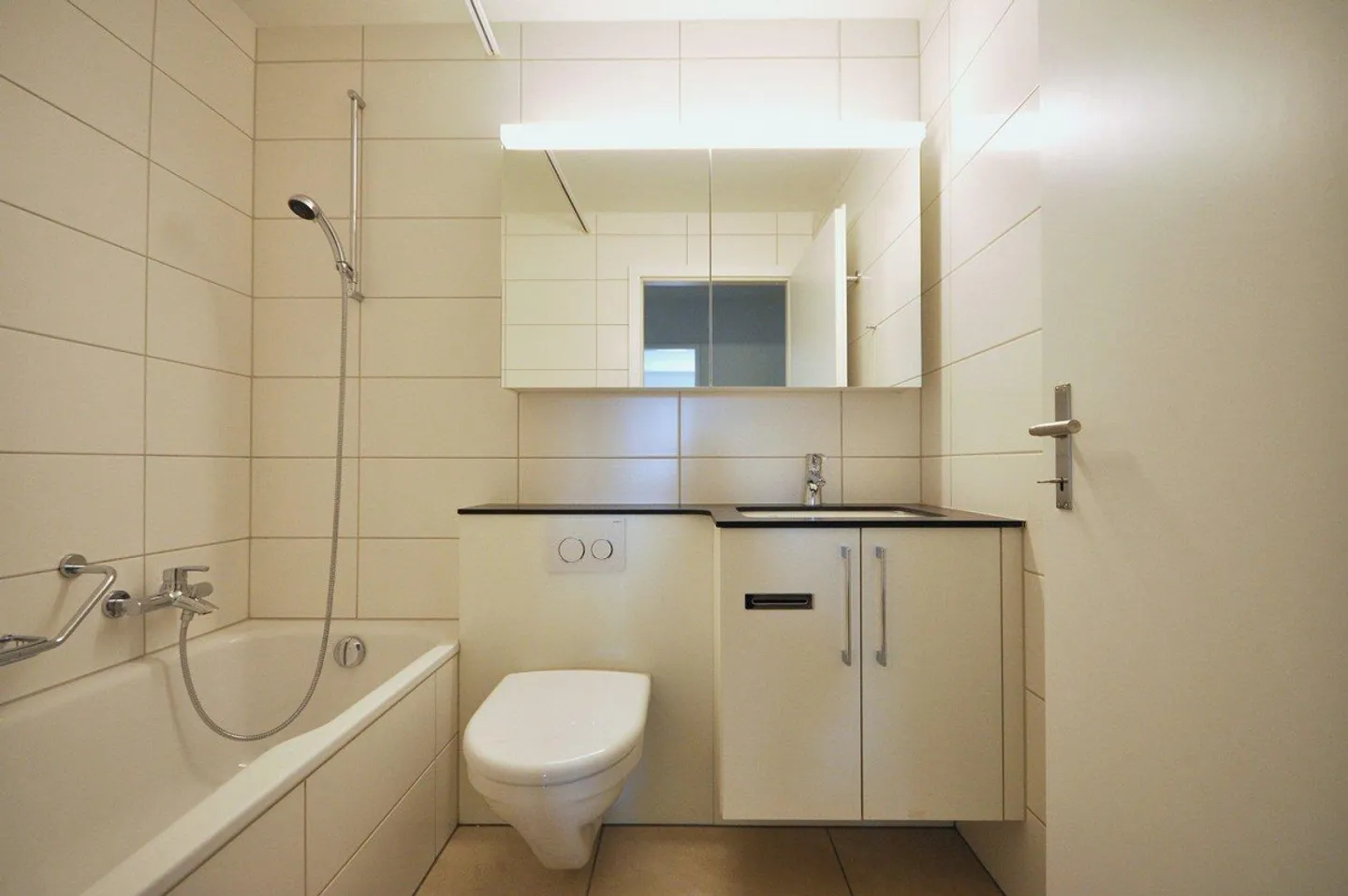 Charming 3-room apartment with balcony in the popular Iselin district - Photo 3 of 8