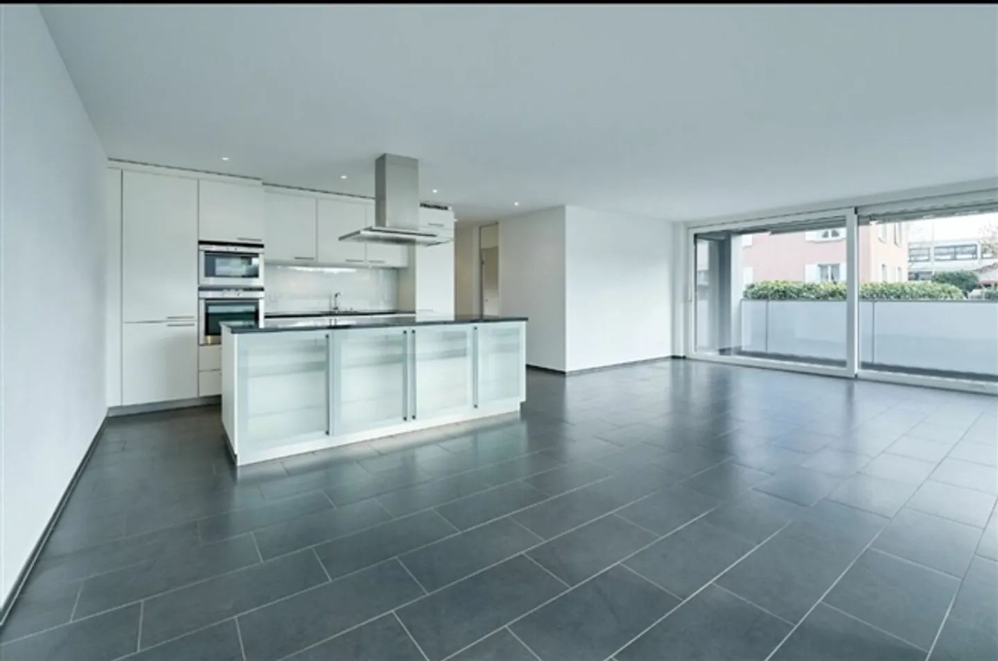 Modern and bright 4.5 room ground floor apartment in Bremgarten - Photo 2 of 9