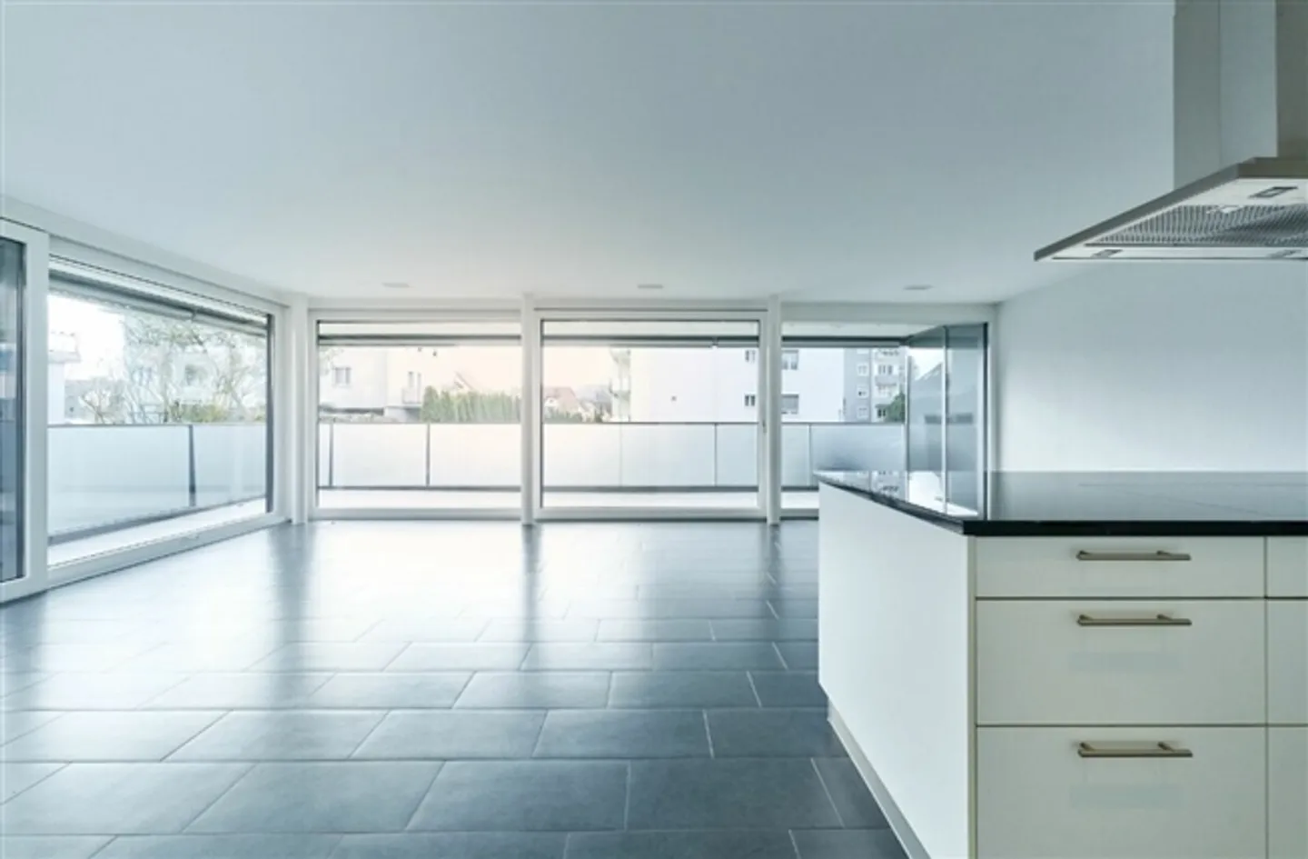 Modern and bright 4.5 room ground floor apartment in Bremgarten - Photo 3 of 9