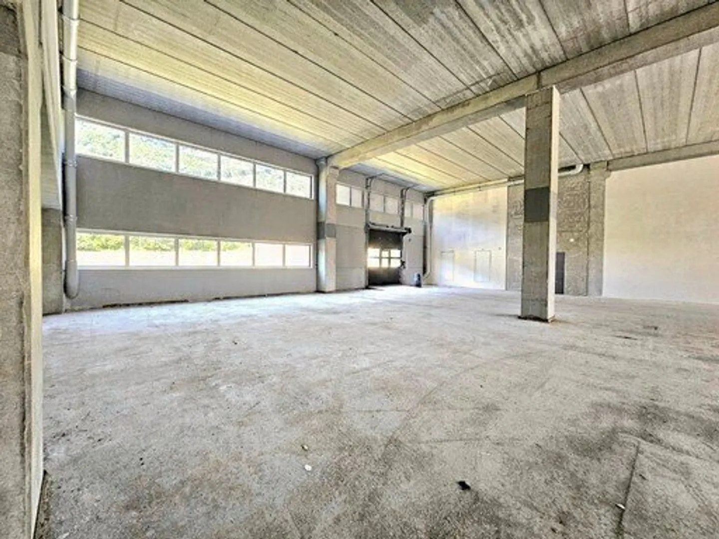 Mixed-use building for rent - Photo 1 of 1