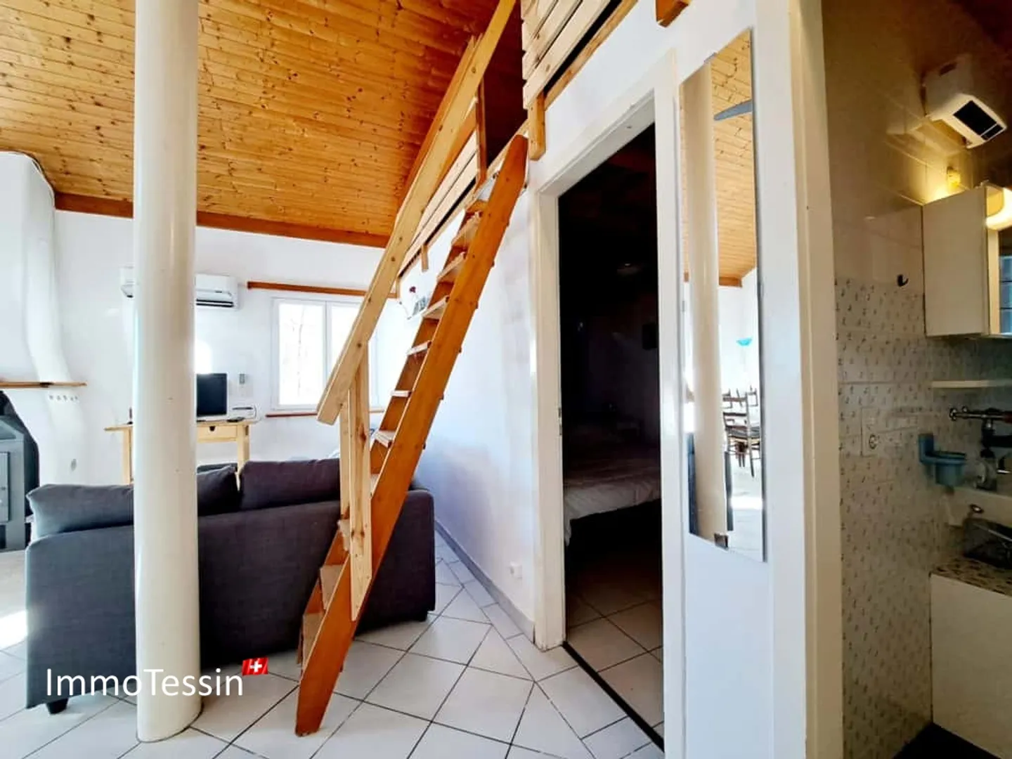 Renovated house near the Verzasca dam with beautiful views up to Lake Maggiore - Photo 12 of 13