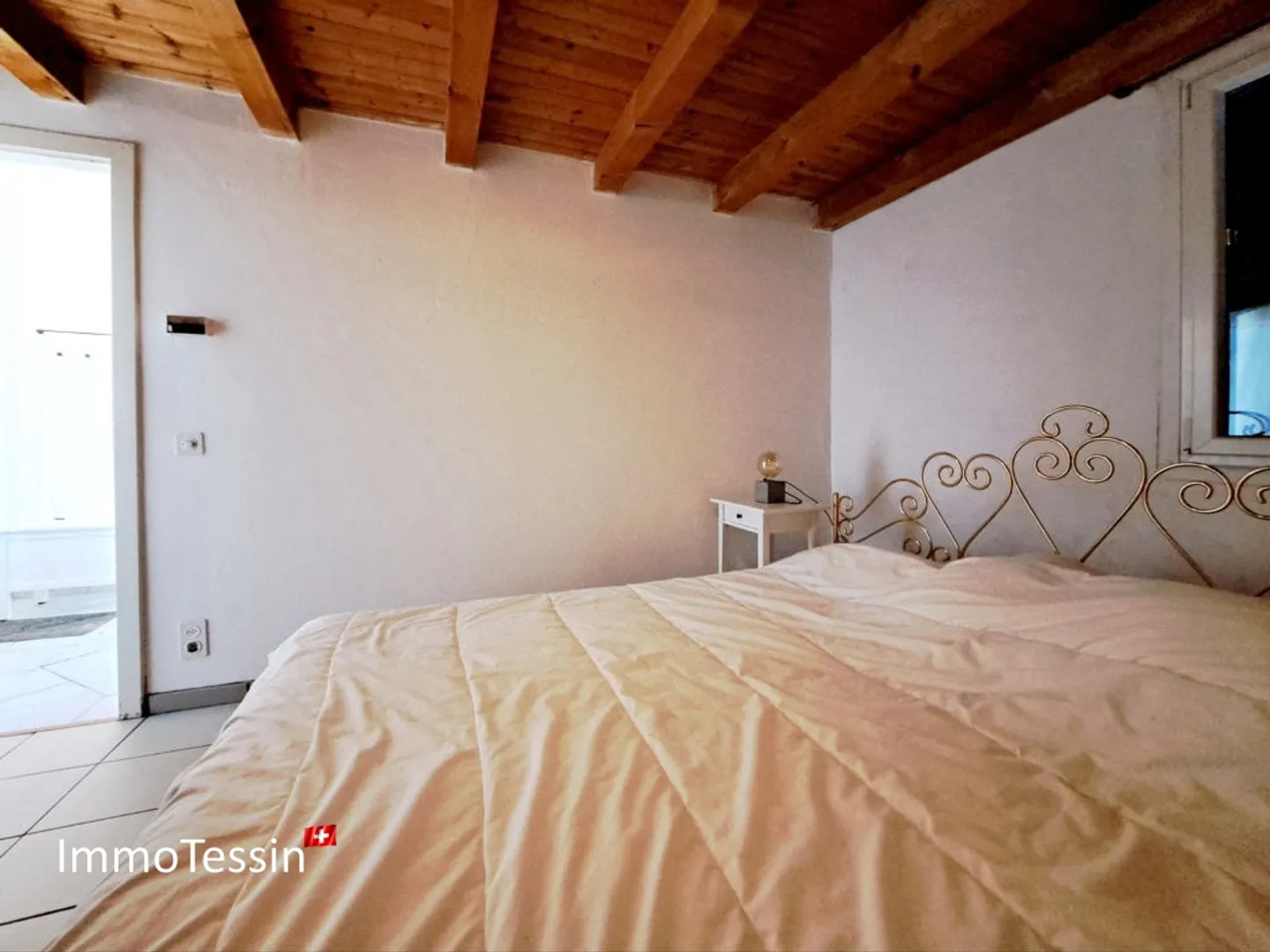 Renovated house near the Verzasca dam with beautiful views up to Lake Maggiore - Photo 10 of 13
