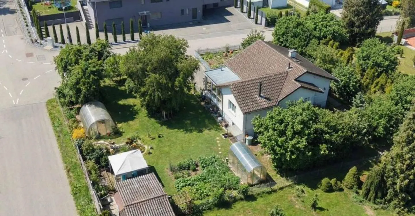 Helles Einfamilienhaus in grüner Umgebung - Foto 1 von 11