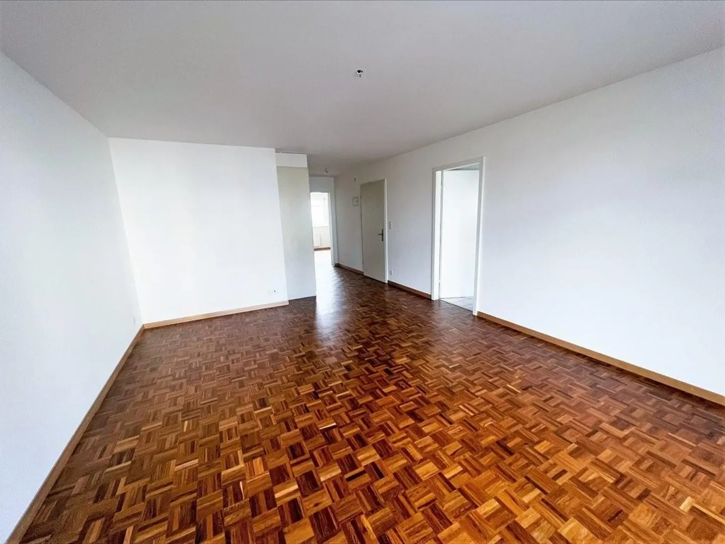 Schöne Wohnung nur wenige Schritte vom Bahnhof entfernt! - Foto 2 von 7