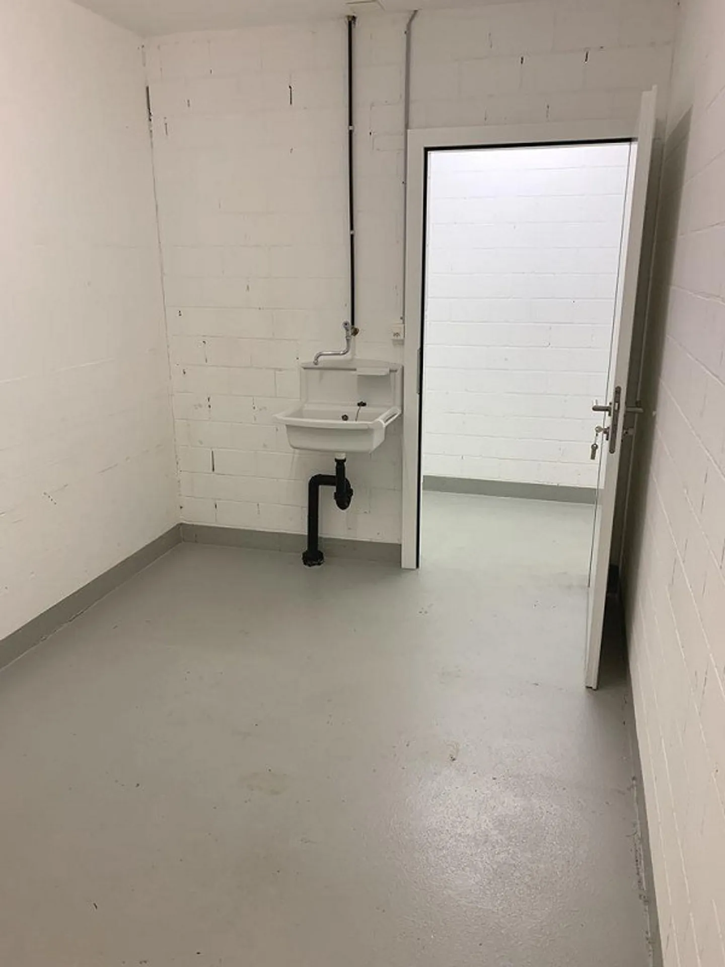 Workroom for rent - Photo 2 of 3
