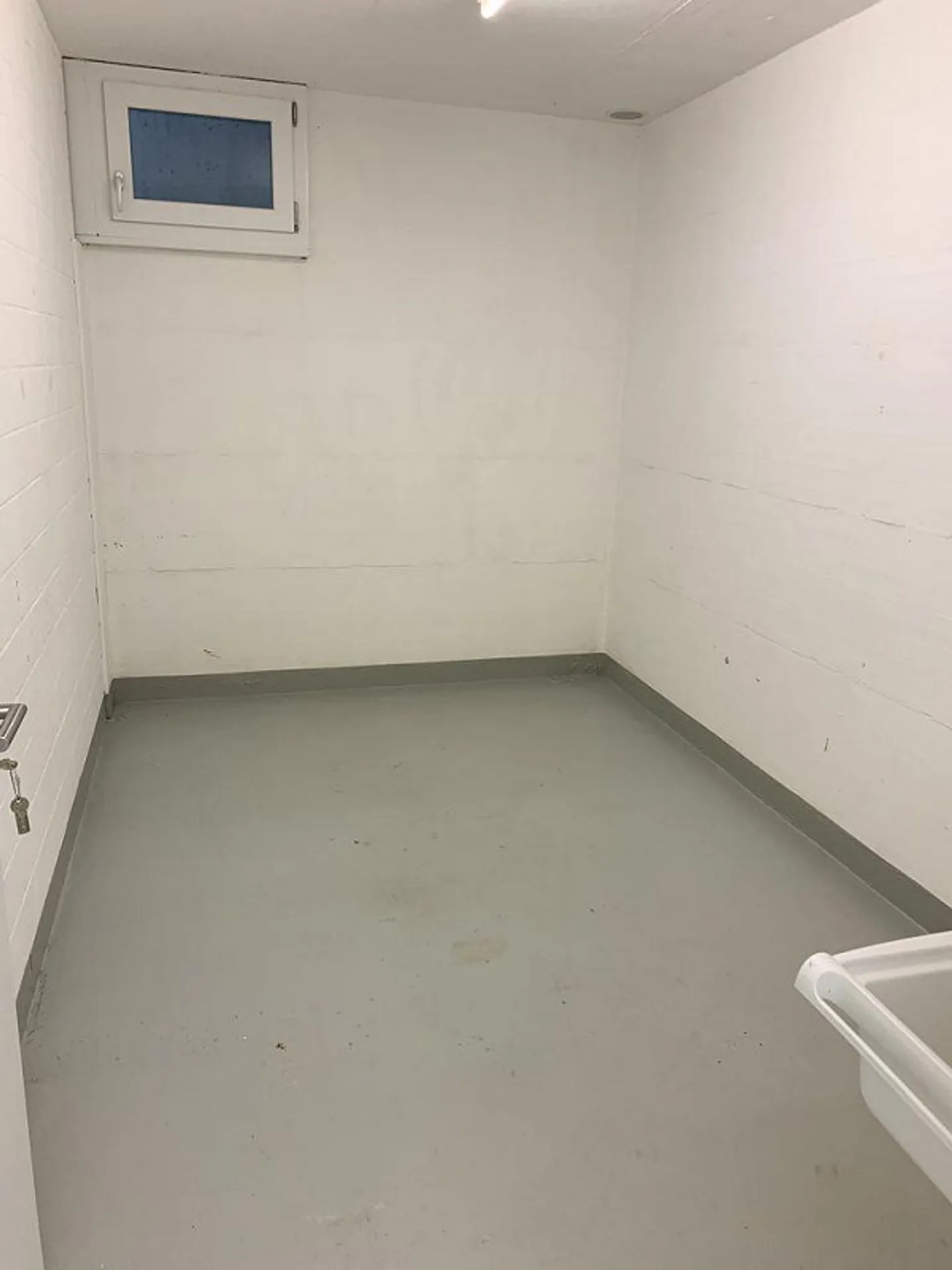 Workroom for rent - Photo 3 of 3