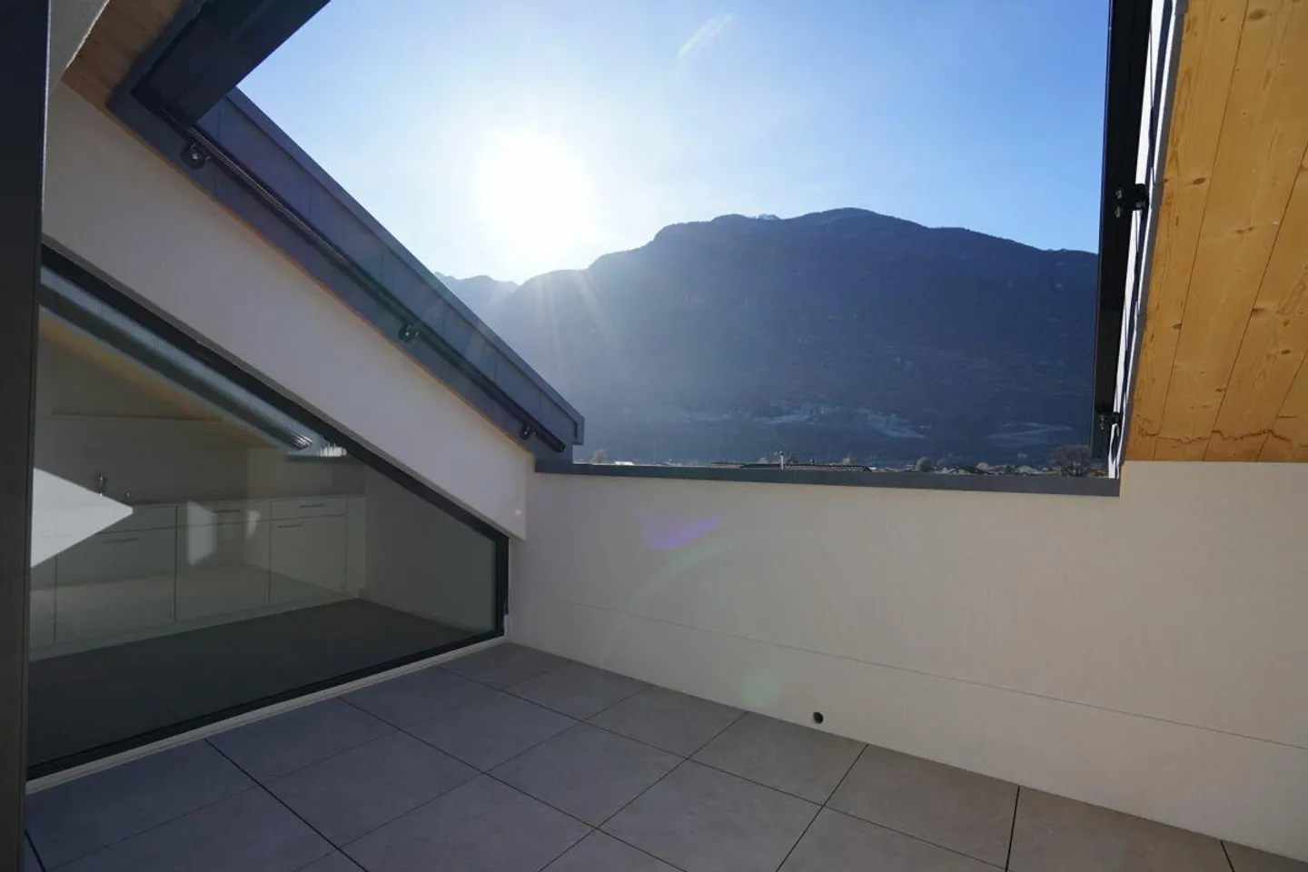 Beau penthouse avec 3,5 pièces dans une nouvelle construction - Photo 3 sur 10