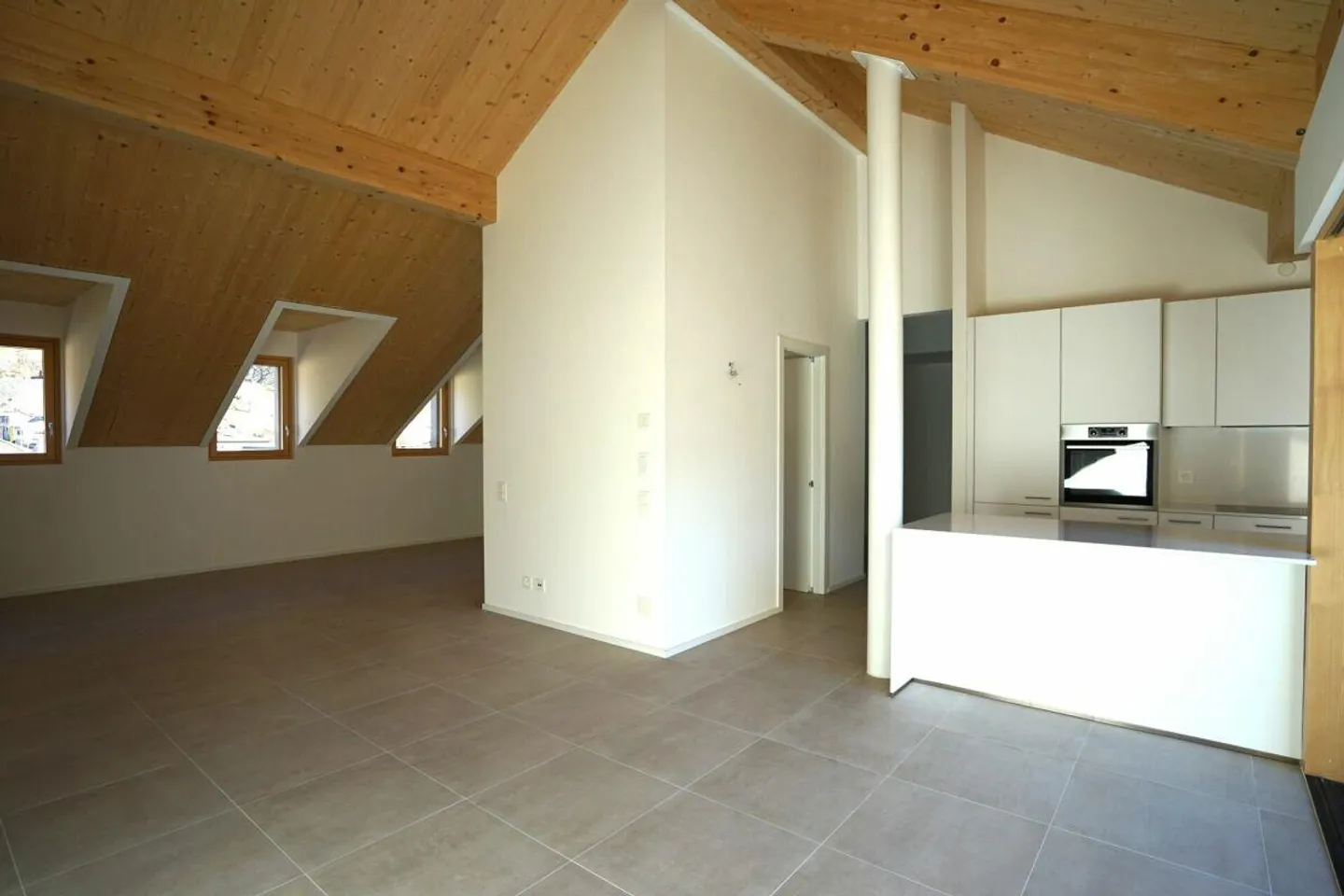 Beau penthouse avec 3,5 pièces dans une nouvelle construction - Photo 4 sur 10