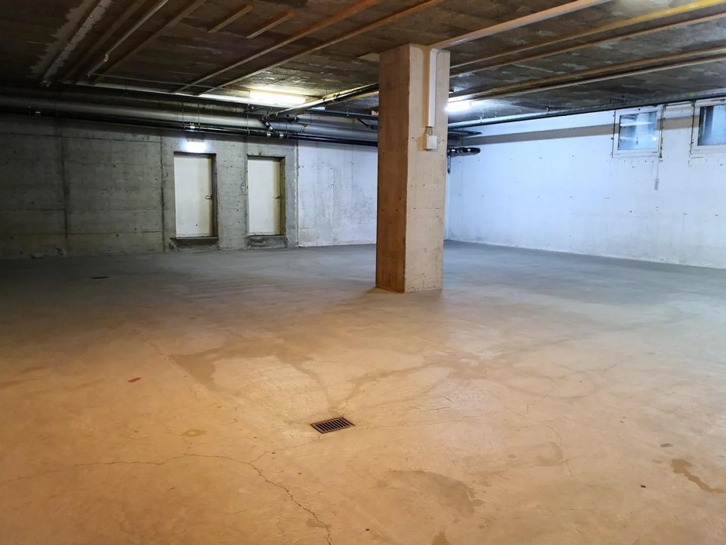 Grand entrepôt dans un emplacement pratique - Photo 2 sur 2