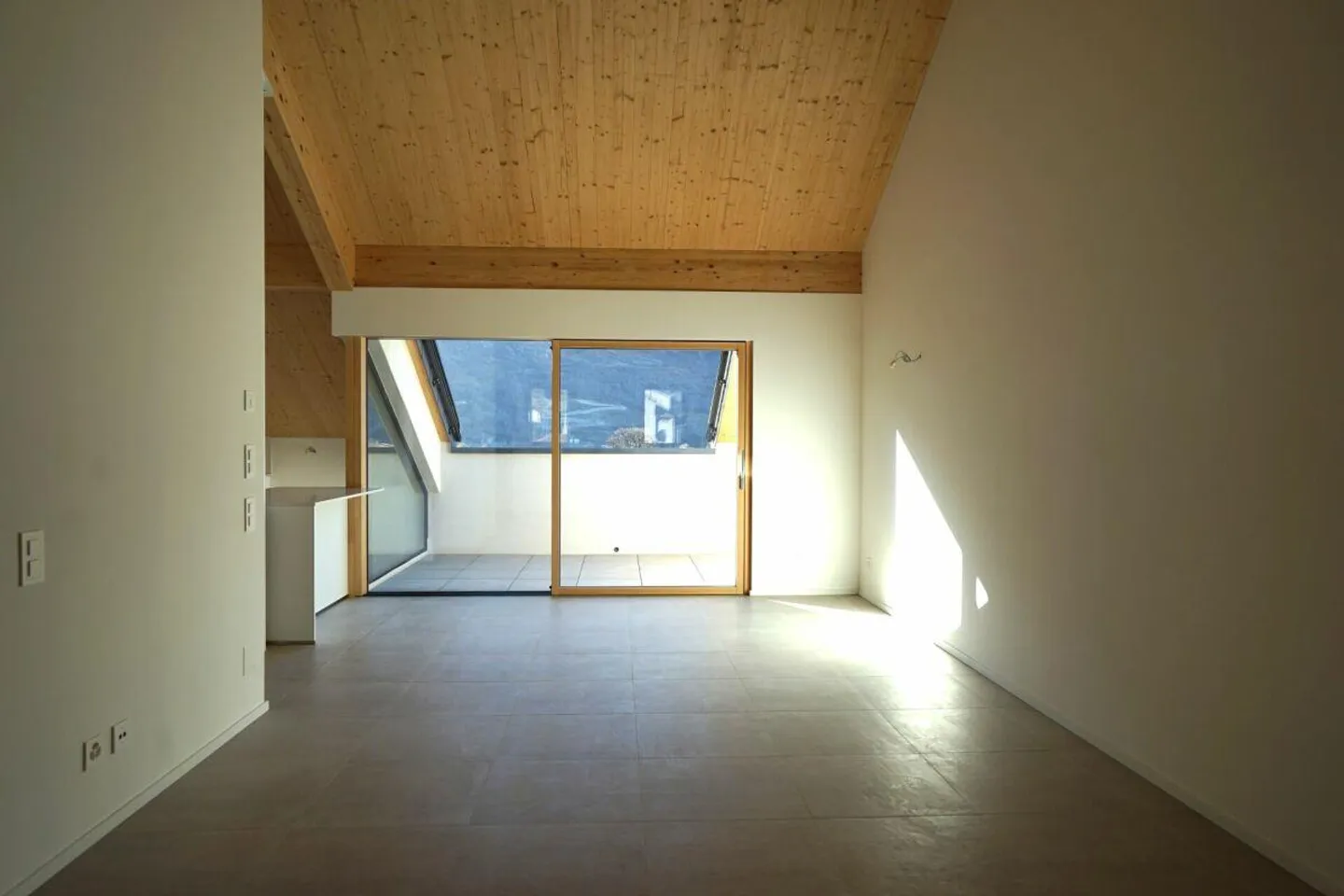 Beau penthouse avec 3,5 pièces dans une nouvelle construction - Photo 6 sur 10