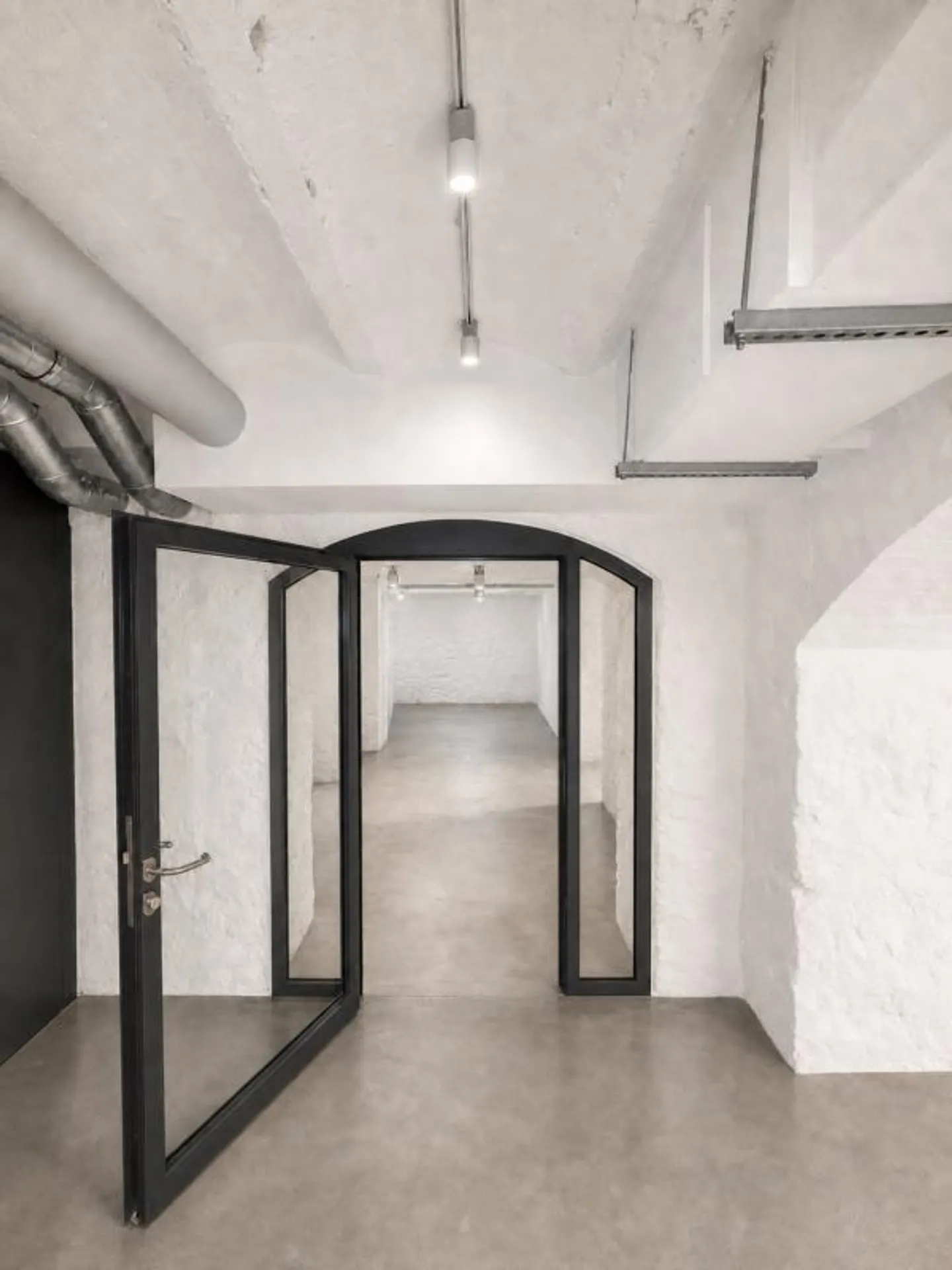 Spazio commerciale di 139m2 appena ristrutturato - Foto 3 di 13