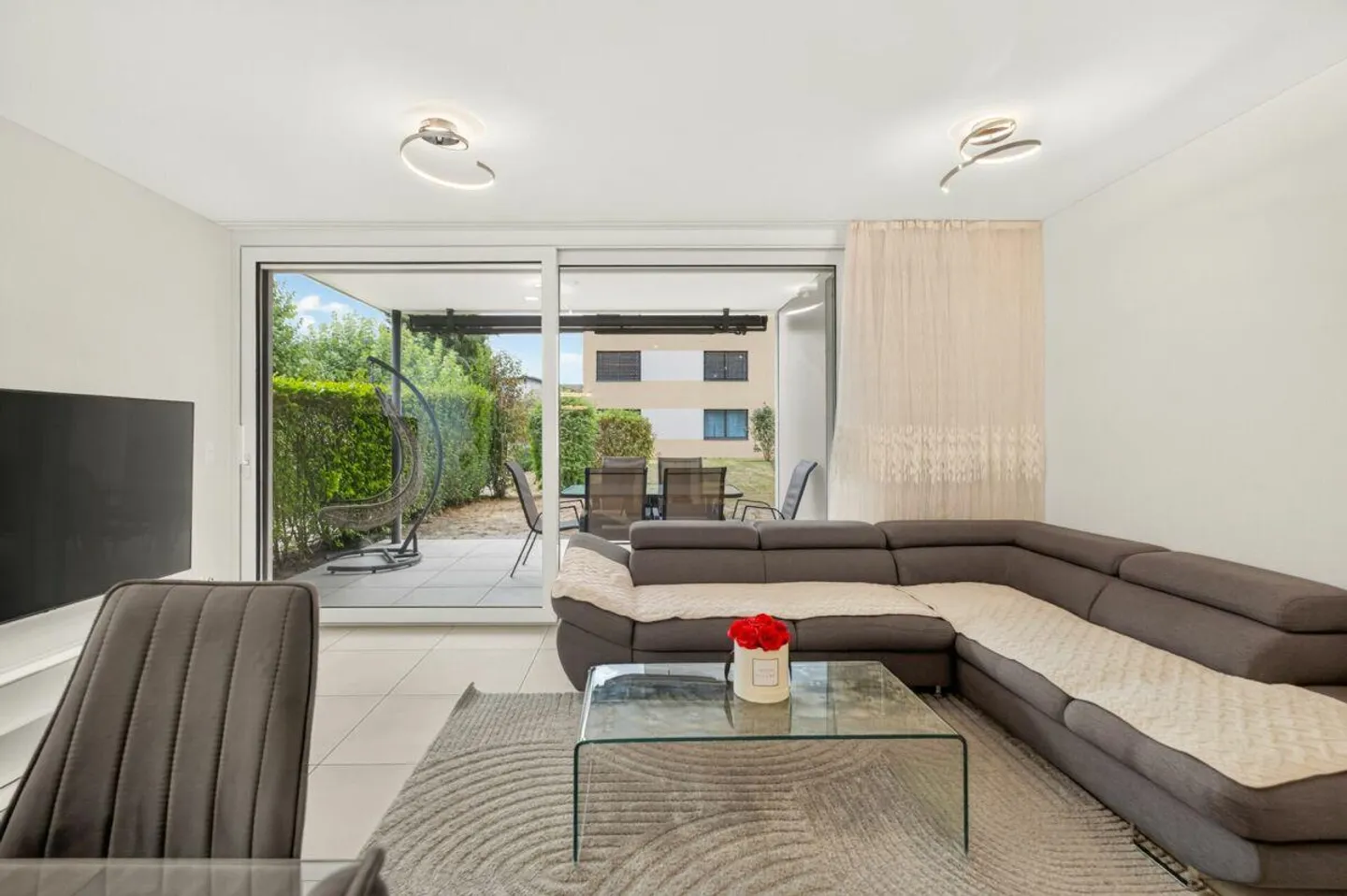 Appartamento giardino moderno con terrazza soleggiata e concetto spaziale attraente in vendita - Foto 4 di 20