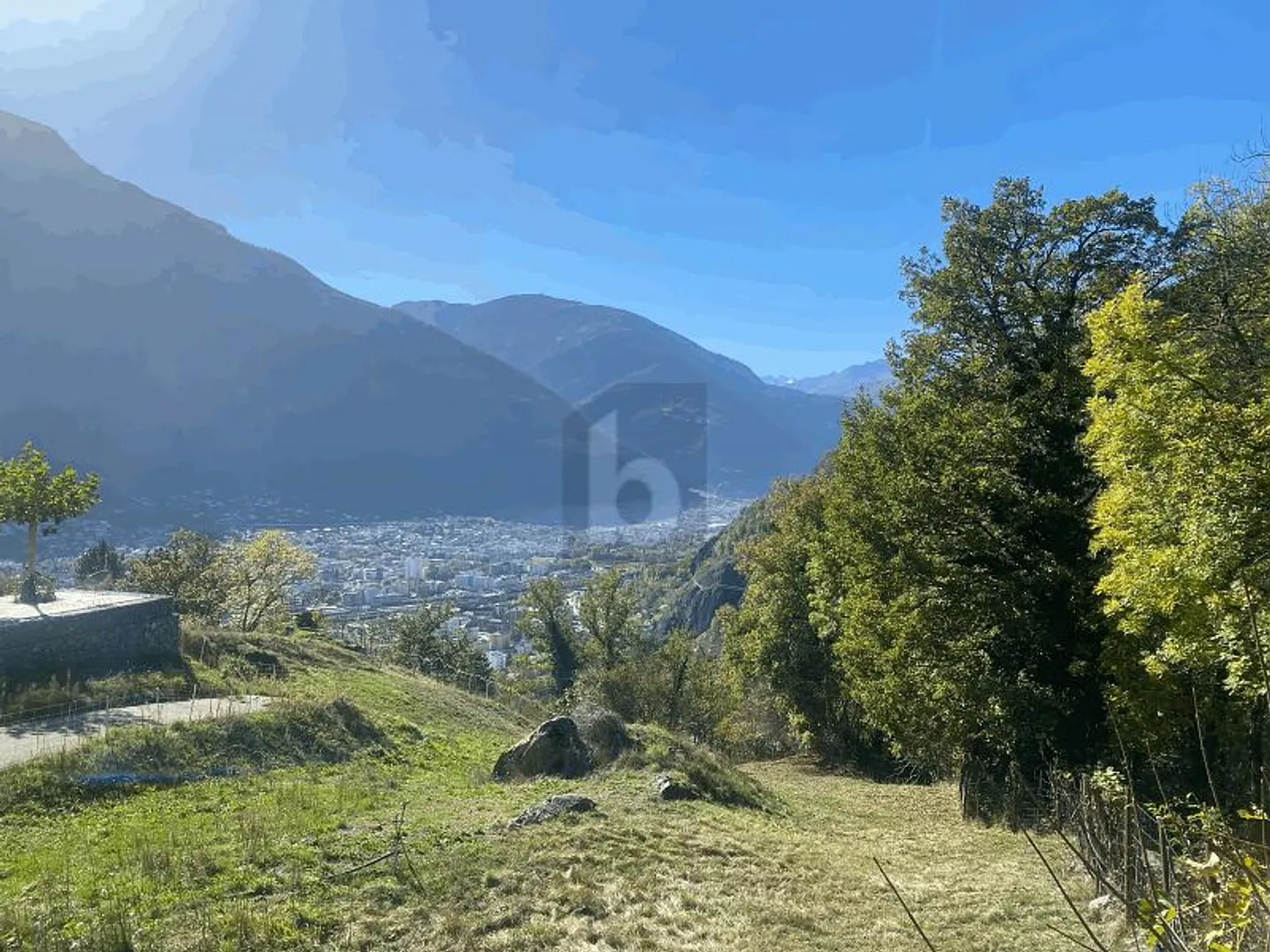 TERRAIN AVEC VUE DE RÊVE - Photo 1 sur 4