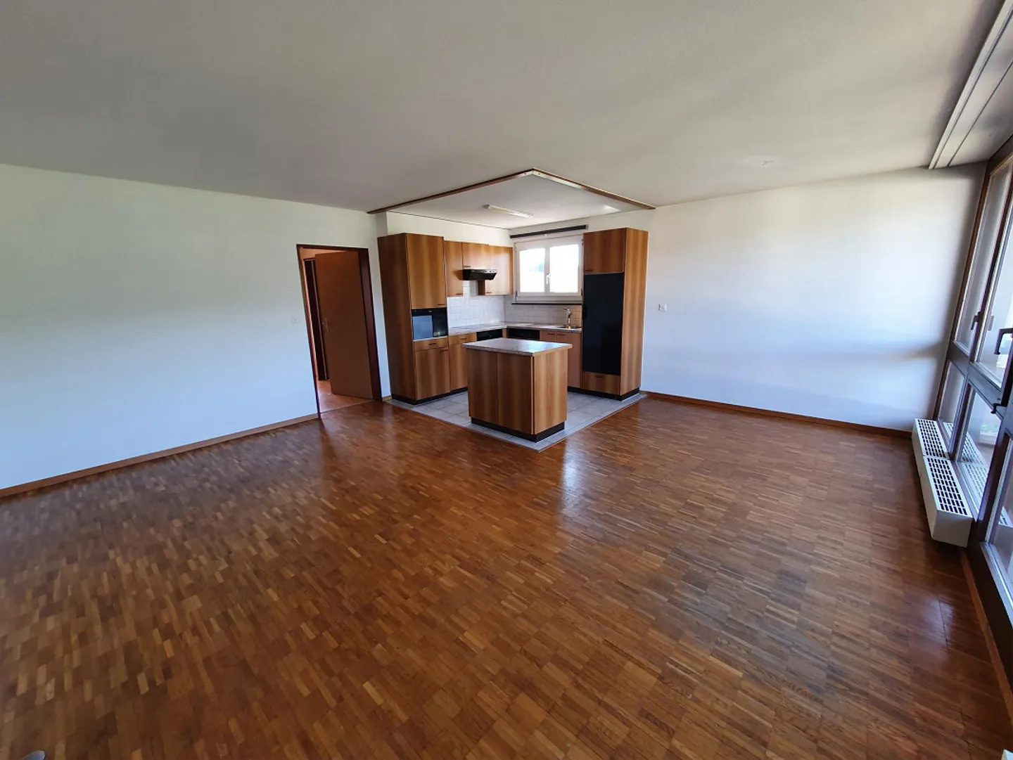 Bright, well-maintained apartment with balcony - temporarily for rent - Photo 2 of 7