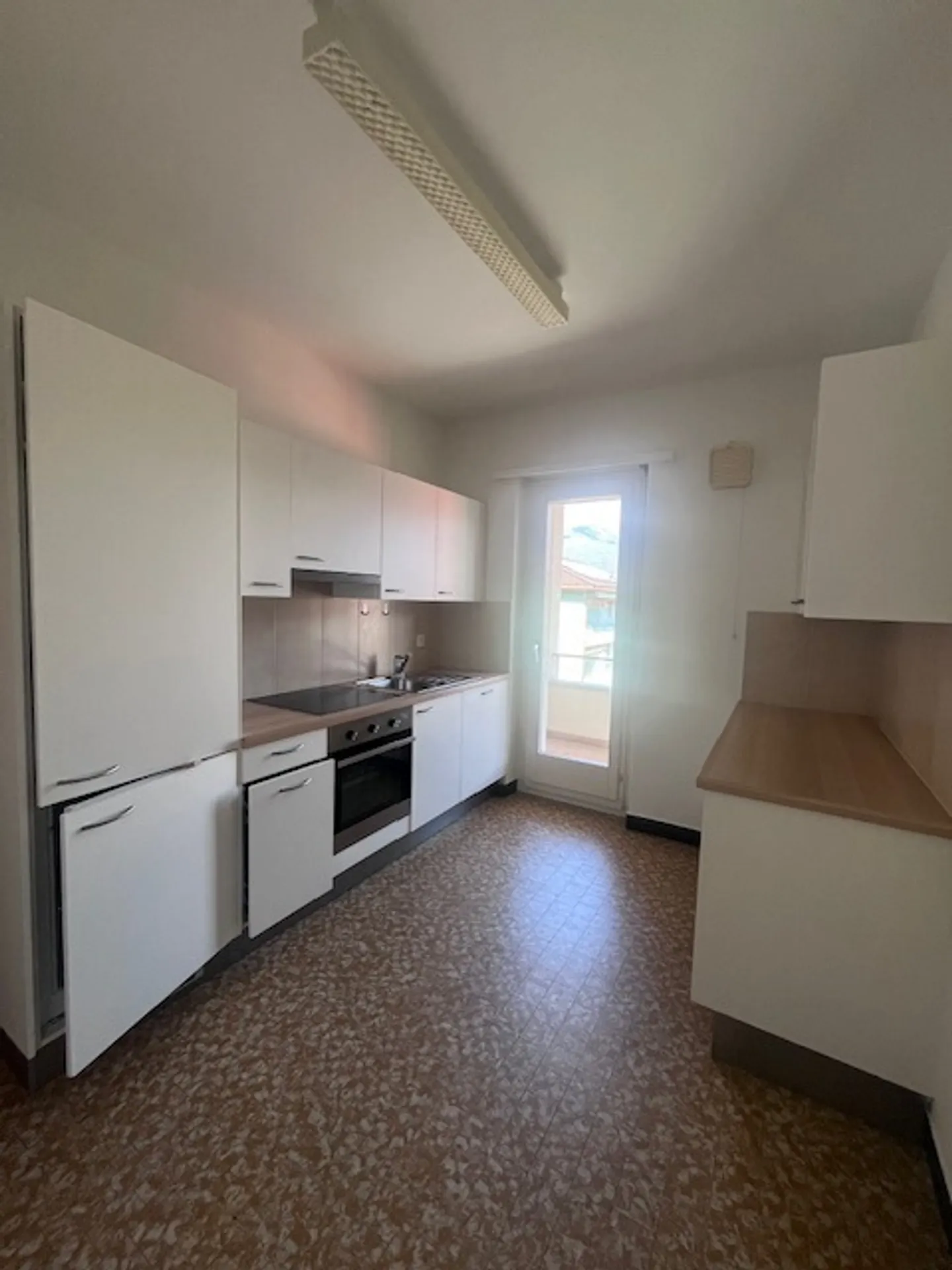 LOSONE, WE RENT SPACIOUS 3 1/2 ROOM APARTMENT - Photo 5 of 7