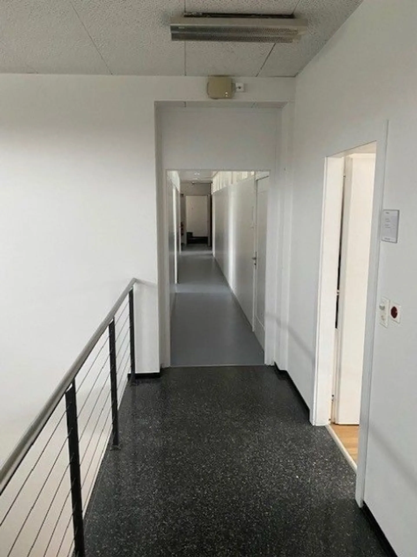 Vermietung von bis zu 160 m2 Bürofläche / Gewerbefläche von 559 m2 kann bei Bedarf dazu gemietet werden - Foto 1 von 13
