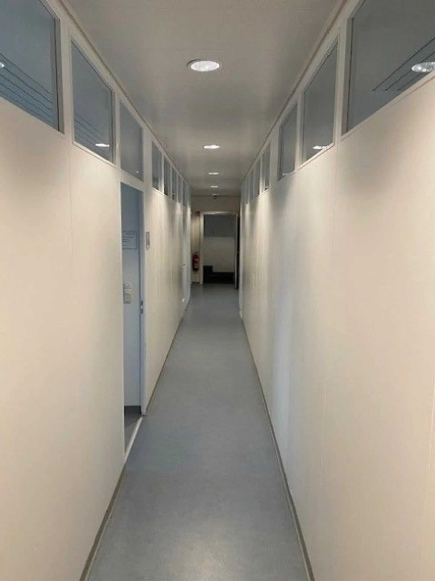 Vermietung von bis zu 160 m2 Bürofläche / Gewerbefläche von 559 m2 kann bei Bedarf dazu gemietet werden - Foto 2 von 13