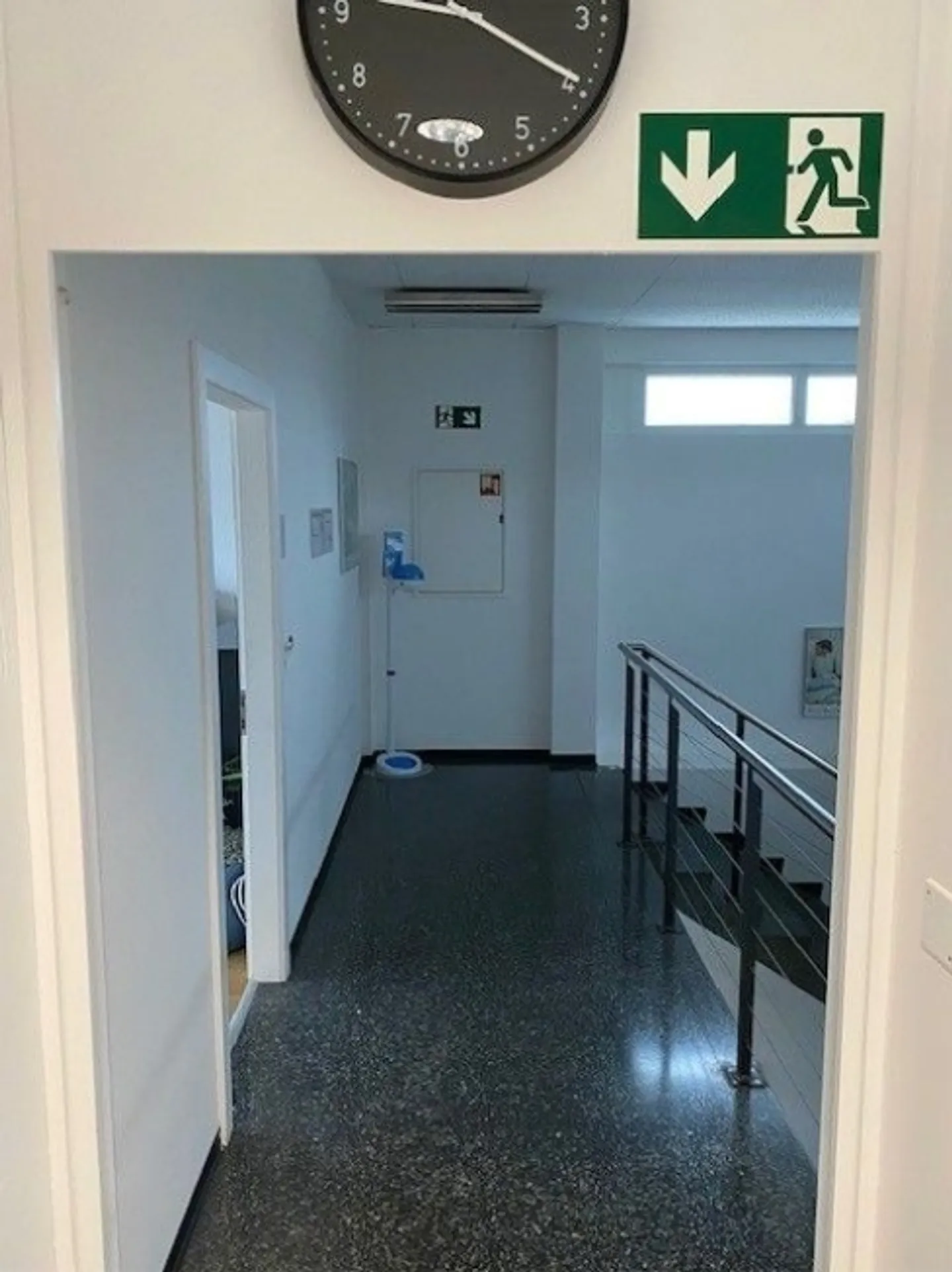 Vermietung von bis zu 160 m2 Bürofläche / Gewerbefläche von 559 m2 kann bei Bedarf dazu gemietet werden - Foto 3 von 13